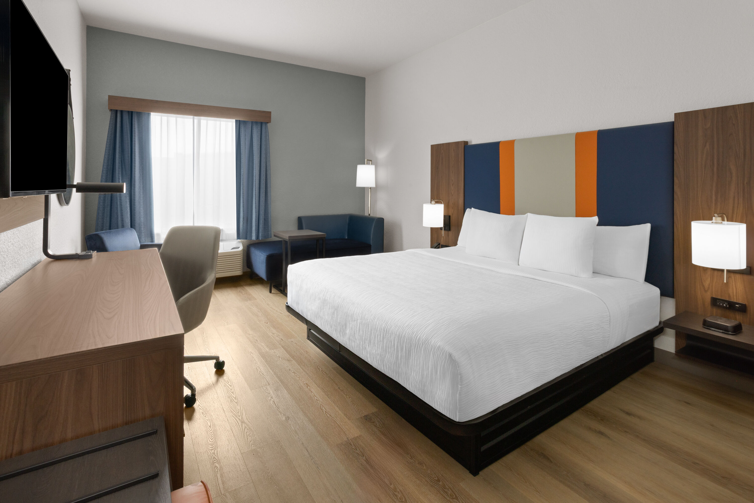 Guest room at the La Quinta Inn & Suites by Wyndham Auburn - University Area in Auburn, Alabama