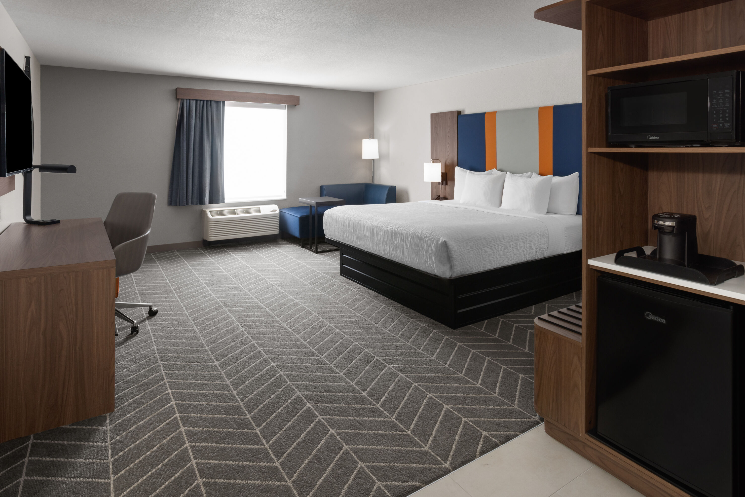 Guest room at the La Quinta Inn & Suites by Wyndham Auburn - University Area in Auburn, Alabama