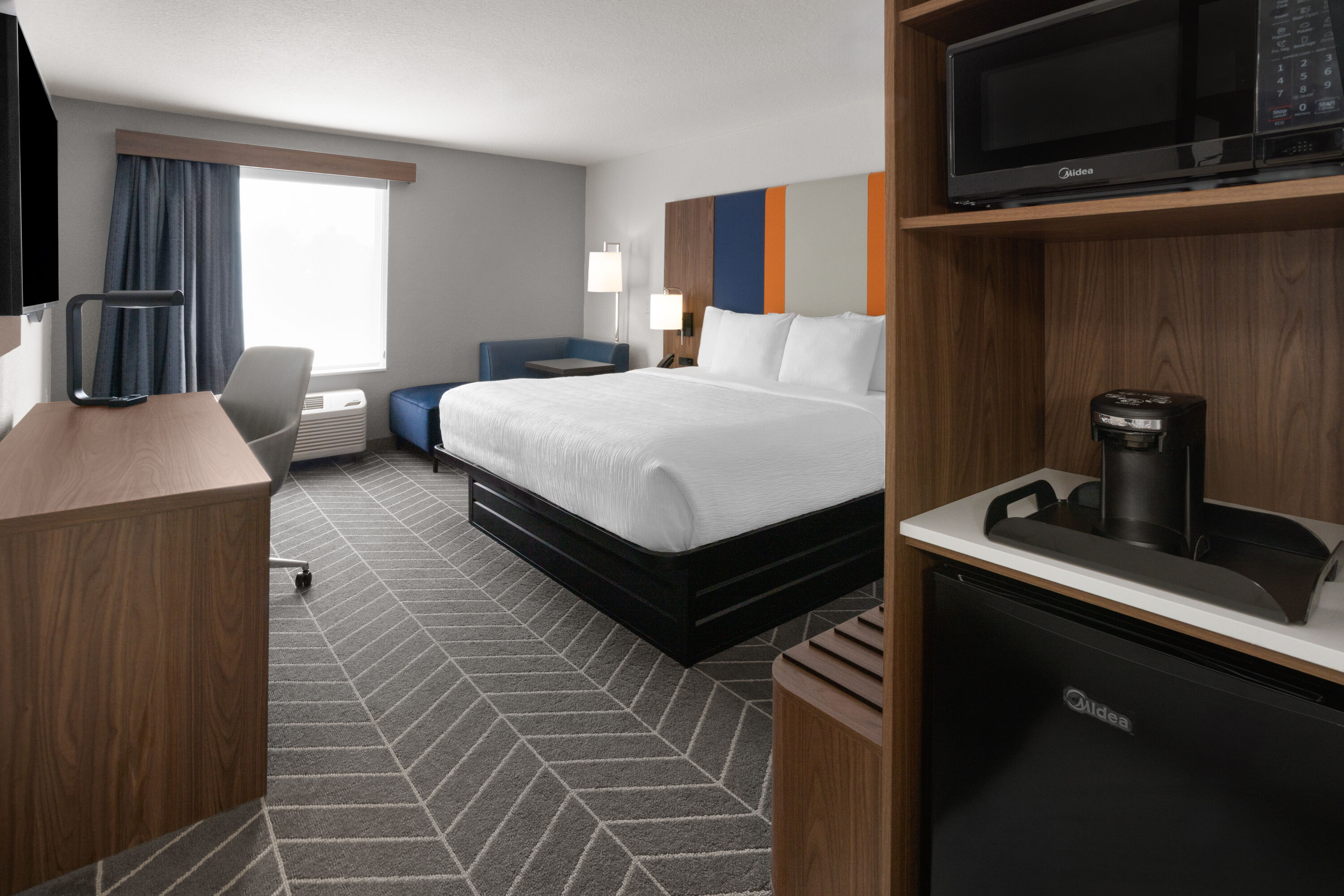 Guest room at the La Quinta Inn & Suites by Wyndham Auburn - University Area in Auburn, Alabama