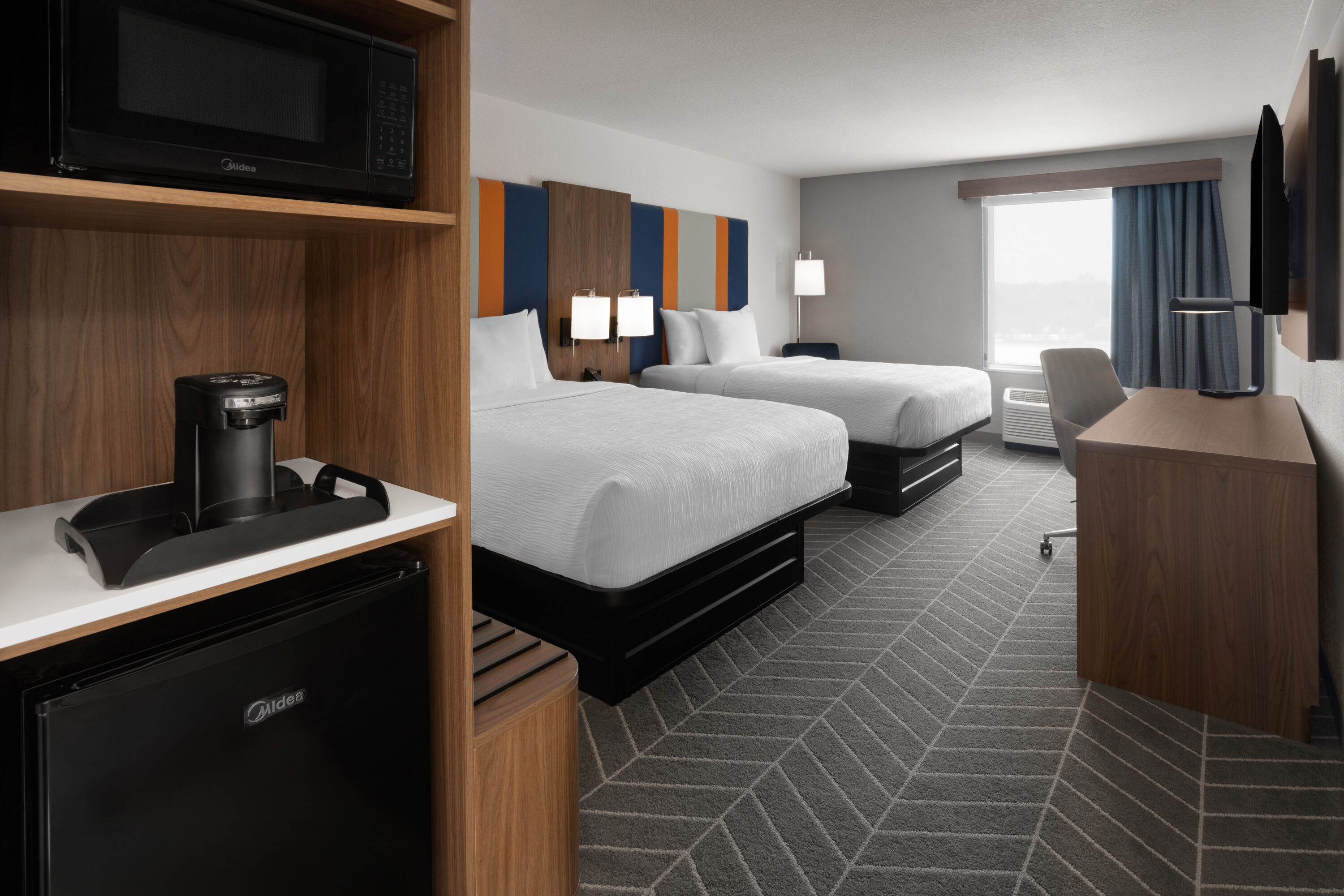 Guest room at the La Quinta Inn & Suites by Wyndham Auburn - University Area in Auburn, Alabama