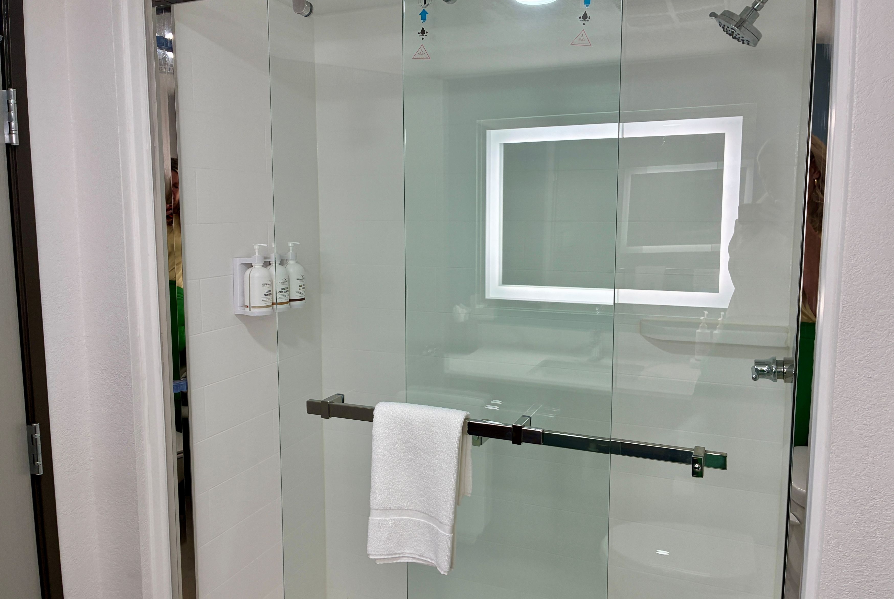 Guest room bath at the La Quinta Inn & Suites by Wyndham Auburn - University Area in Auburn, Alabama