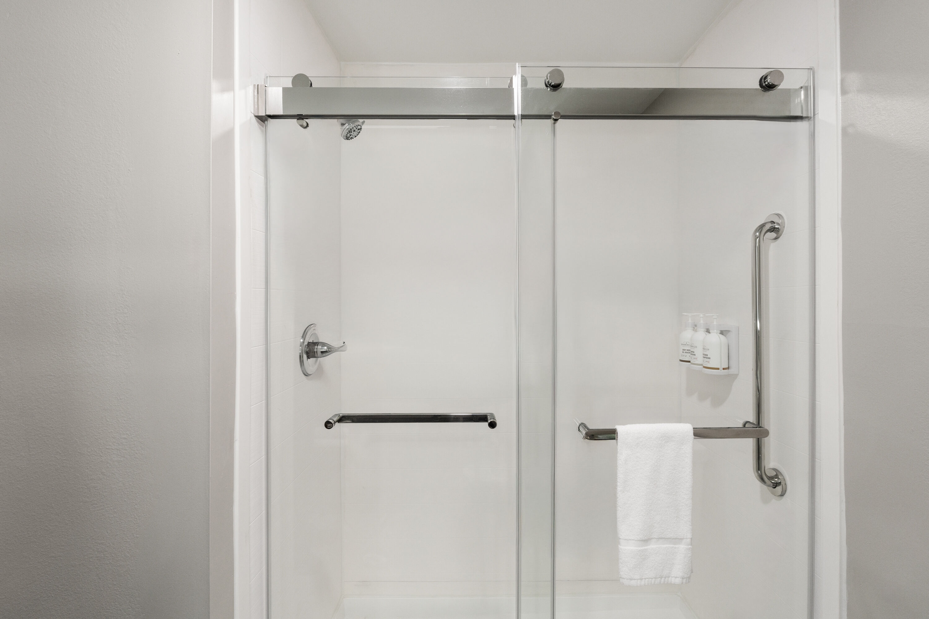 Guest room bath at the La Quinta Inn & Suites by Wyndham Bessemer in Bessemer, Alabama