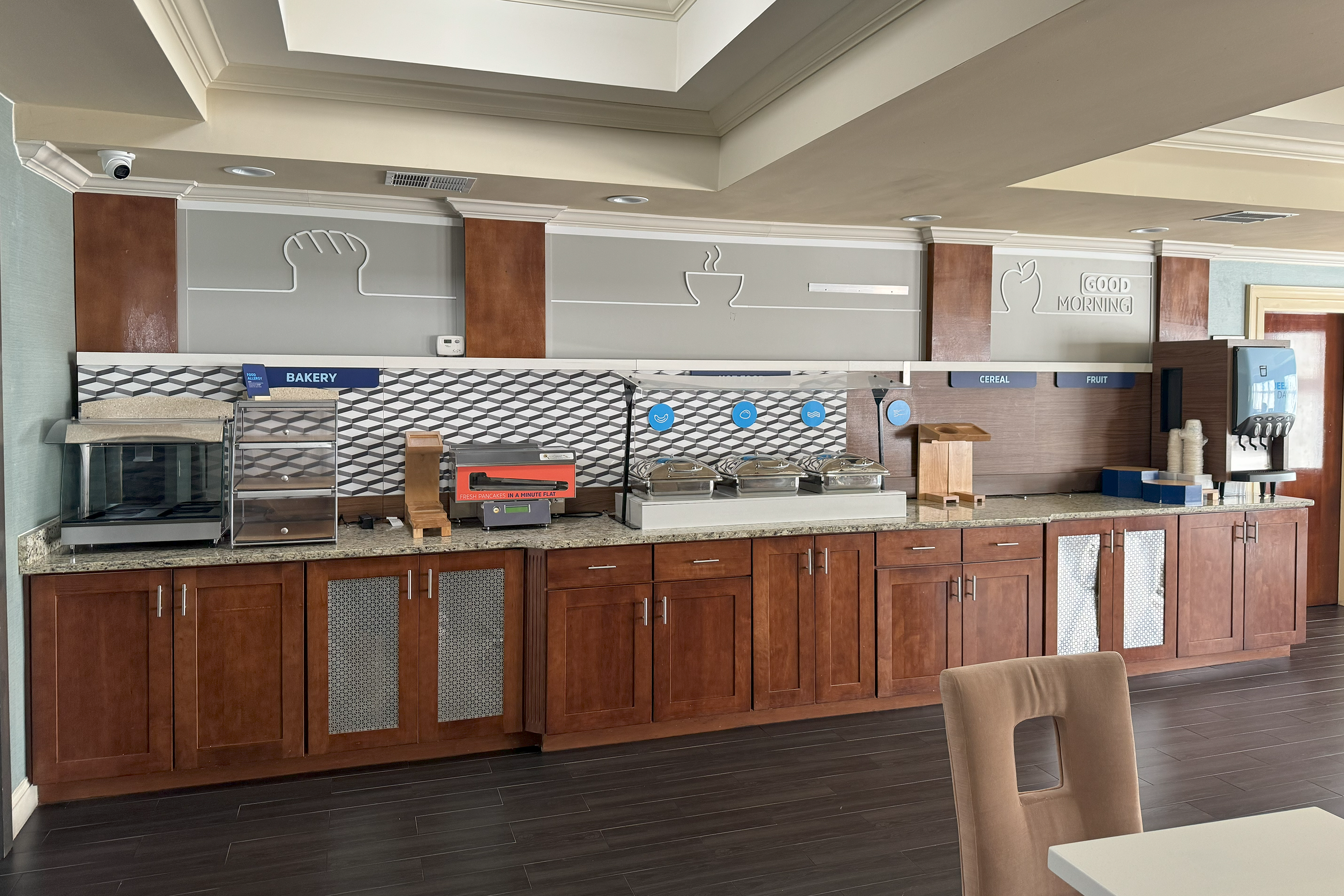 La Quinta Inn & Suites by Wyndham Bessemer restaurant breakfast area with seating in Bessemer, Alabama