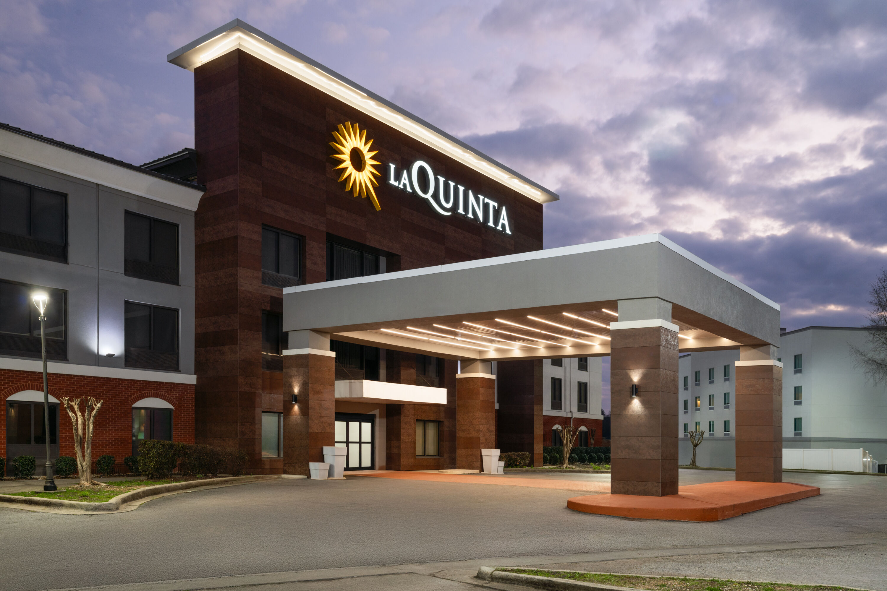 Exterior Dusk Image of La Quinta Inn & Suites by Wyndham Bessemer hotel in Bessemer, Alabama