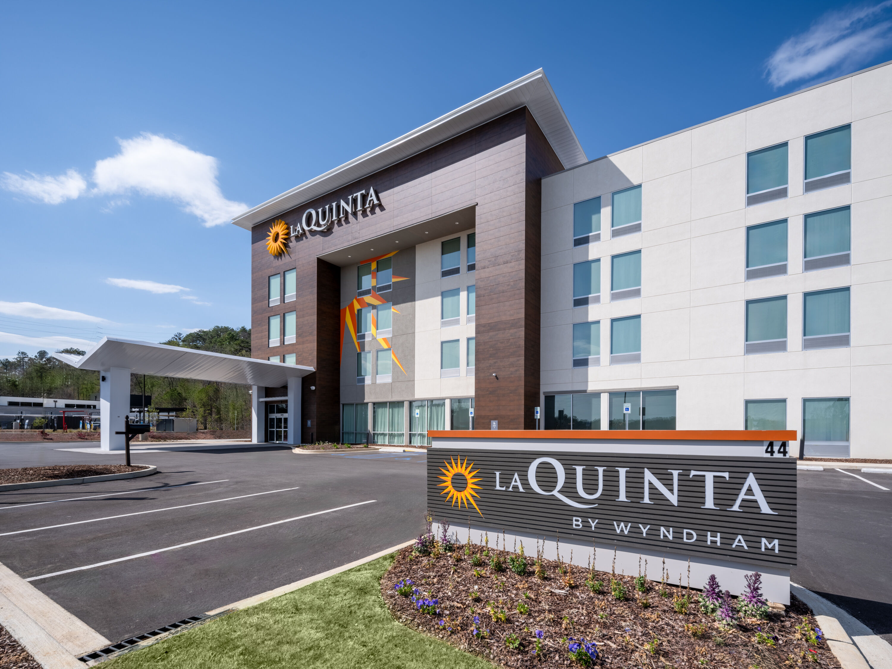 Exterior Day Image of La Quinta by Wyndham Chelsea Birmingham hotel in Chelsea, Alabama
