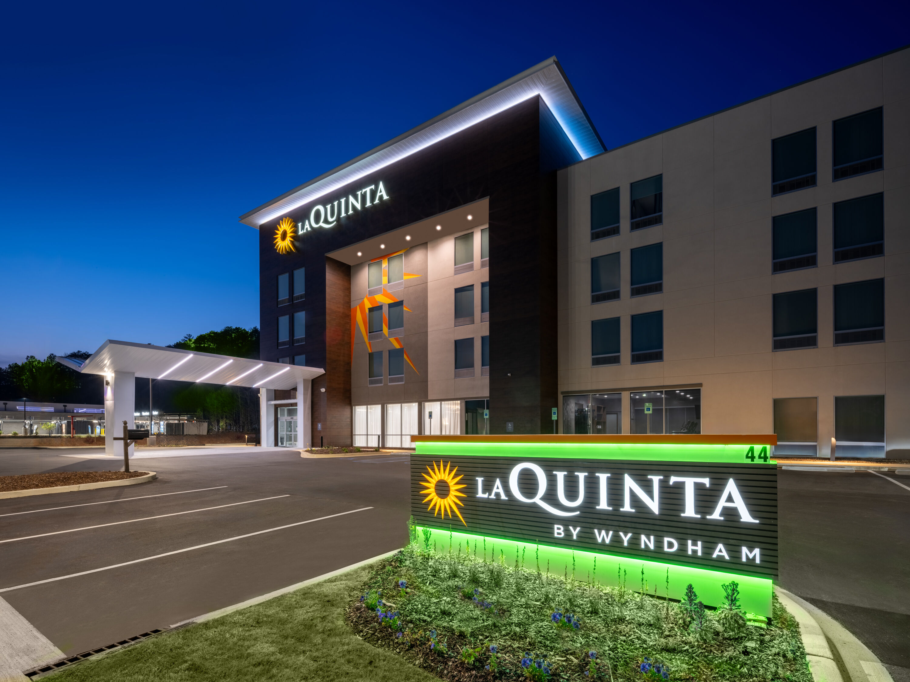 Exterior Dusk Image of La Quinta by Wyndham Chelsea Birmingham hotel in Chelsea, Alabama