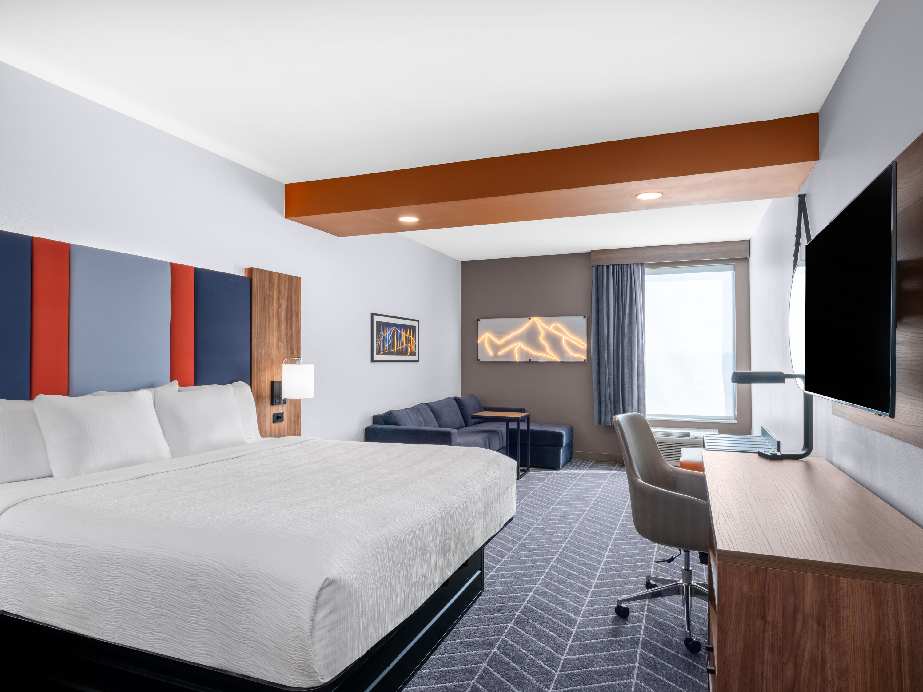 La Quinta by Wyndham Chelsea Birmingham suite in Chelsea, Alabama