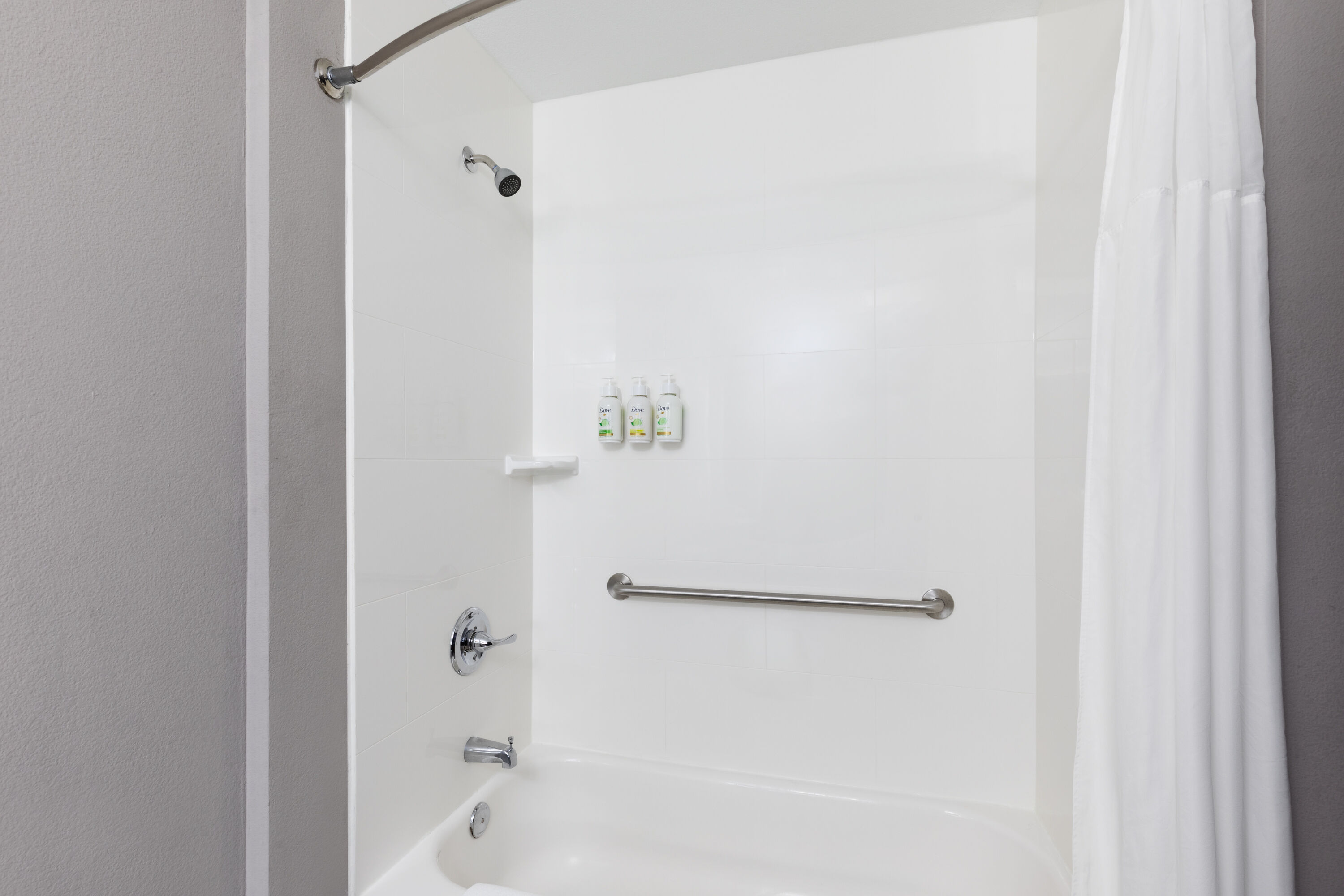 Guest room bath at the La Quinta Inn & Suites by Wyndham Cullman in Cullman, Alabama