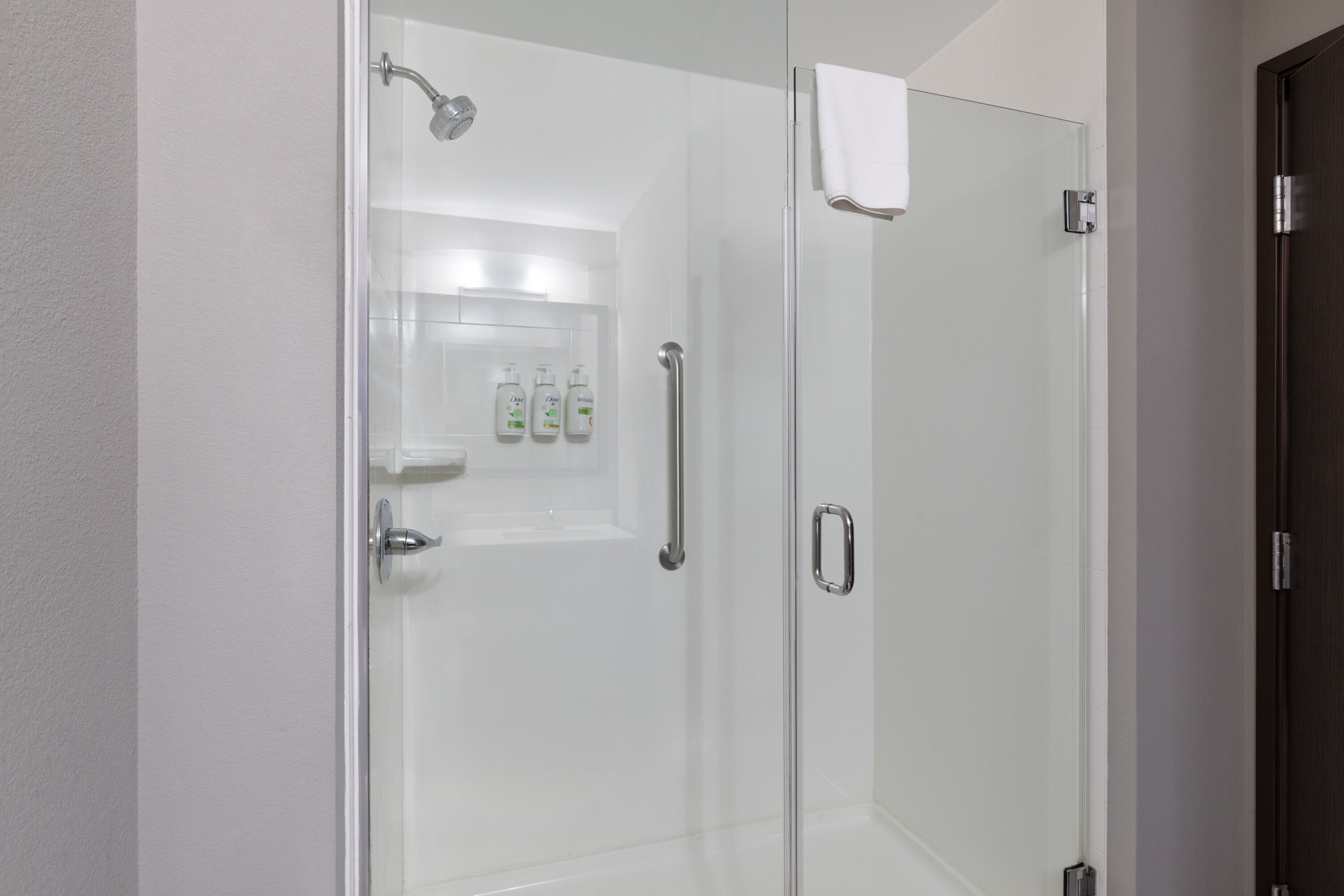 Guest room bath at the La Quinta Inn & Suites by Wyndham Cullman in Cullman, Alabama