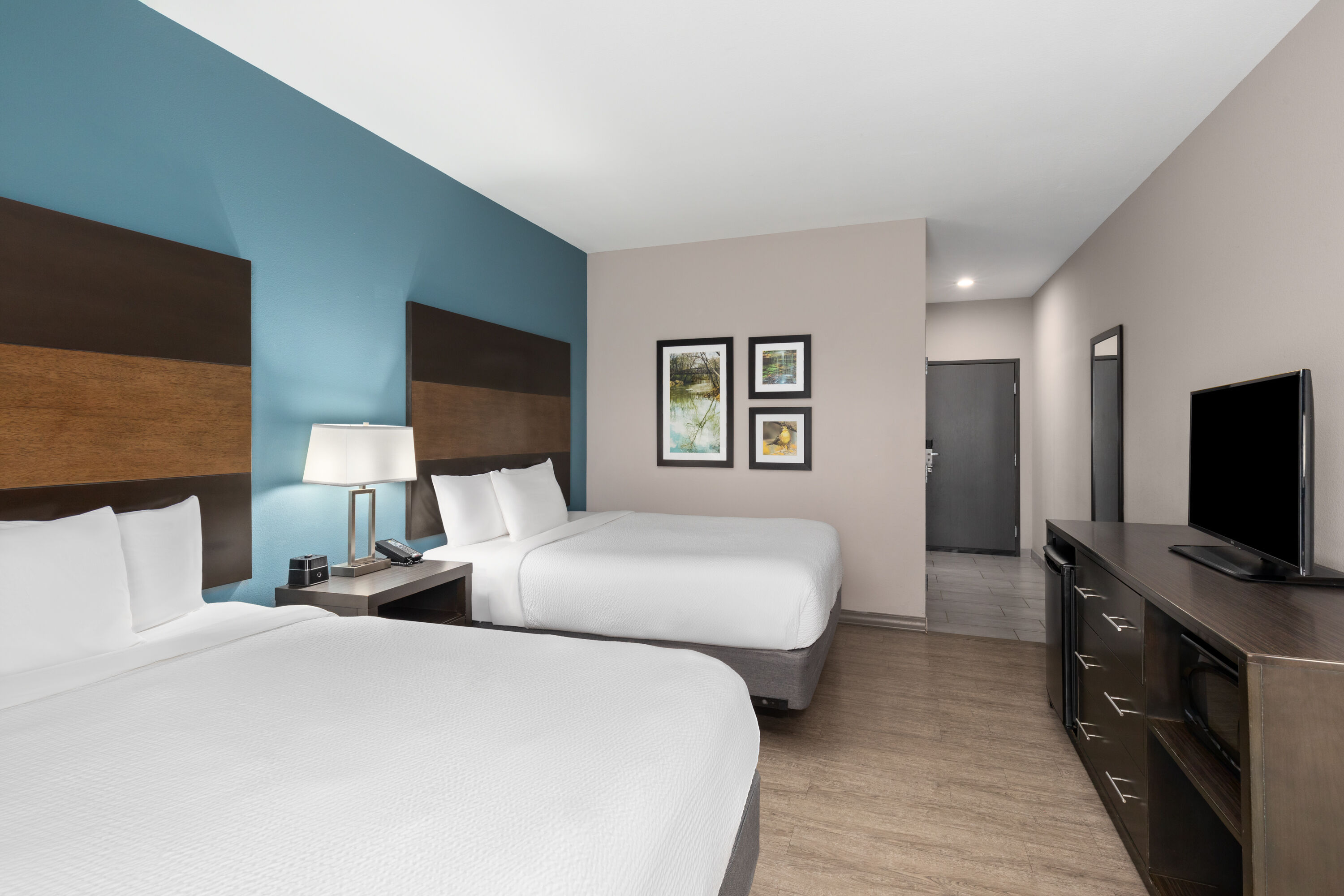 Guest room at the La Quinta Inn & Suites by Wyndham Cullman in Cullman, Alabama