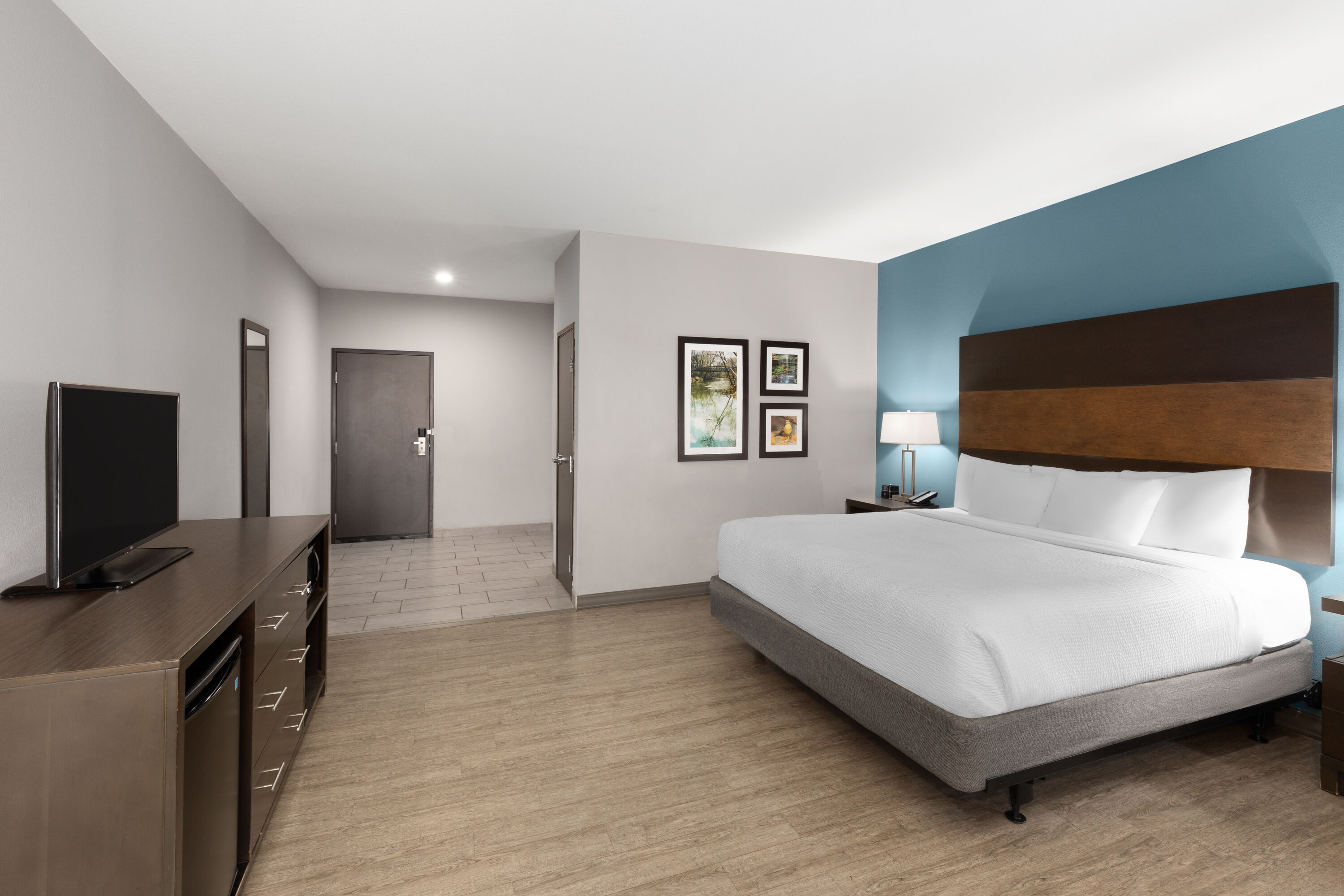 Guest room at the La Quinta Inn & Suites by Wyndham Cullman in Cullman, Alabama