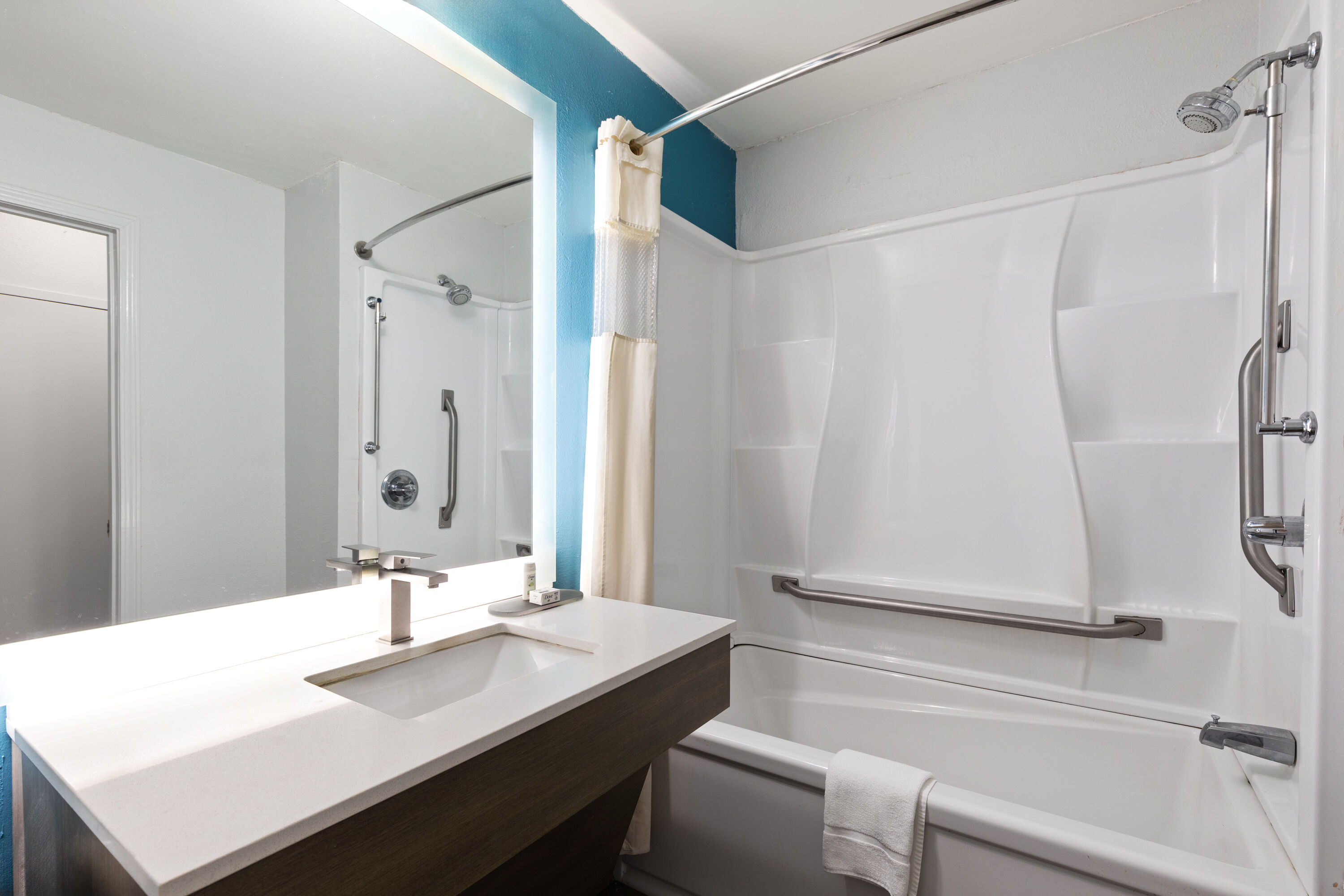 Guest room bath at the La Quinta Inn by Wyndham Decatur in Decatur, Alabama