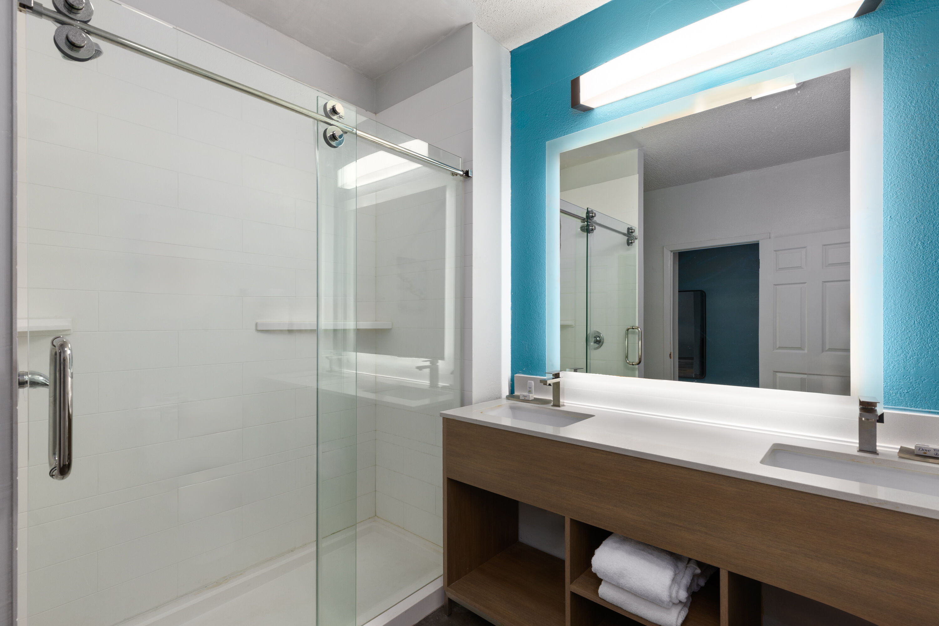 Guest room bath at the La Quinta Inn by Wyndham Decatur in Decatur, Alabama