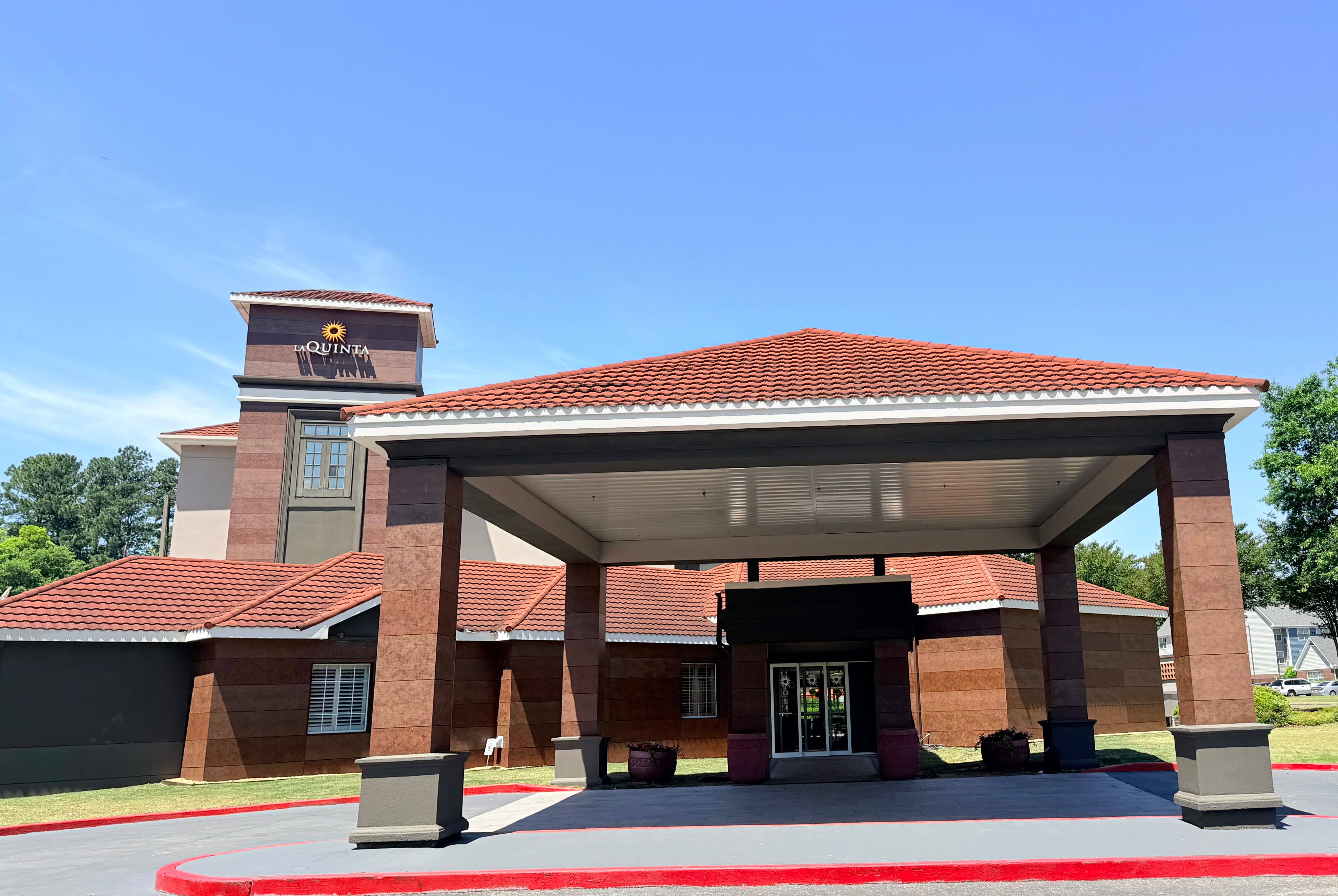 Exterior of La Quinta Inn & Suites by Wyndham Birmingham Homewood hotel in Homewood, Alabama