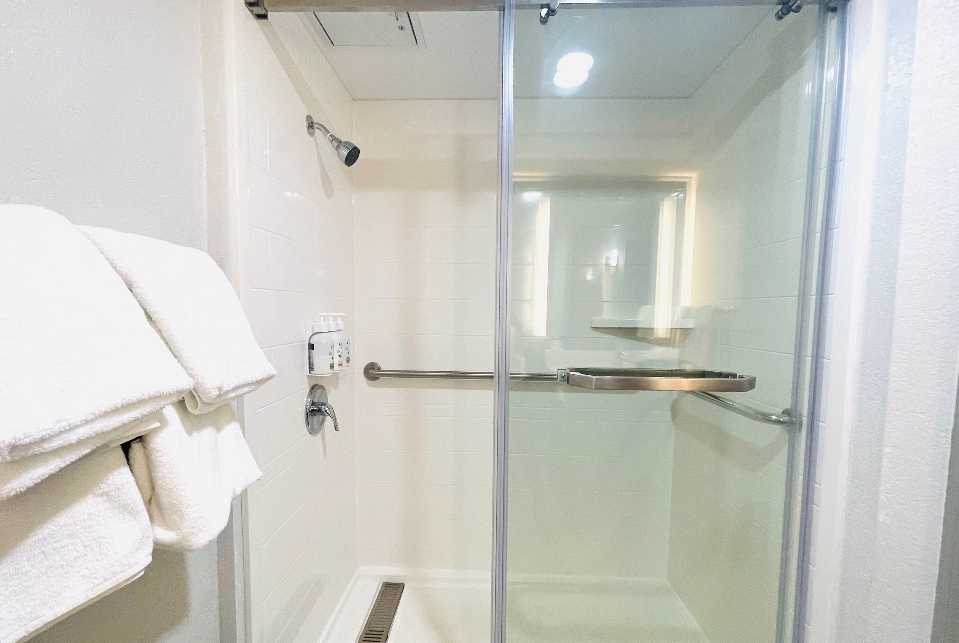 Guest room bath at the La Quinta Inn & Suites by Wyndham Birmingham Homewood in Homewood, Alabama
