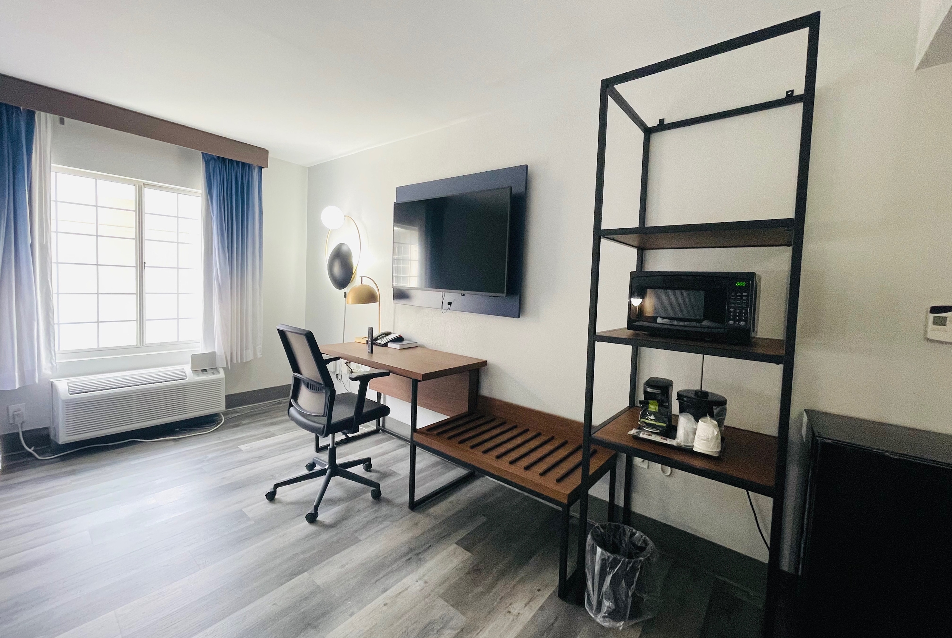 Guest room at the La Quinta Inn & Suites by Wyndham Birmingham Homewood in Homewood, Alabama