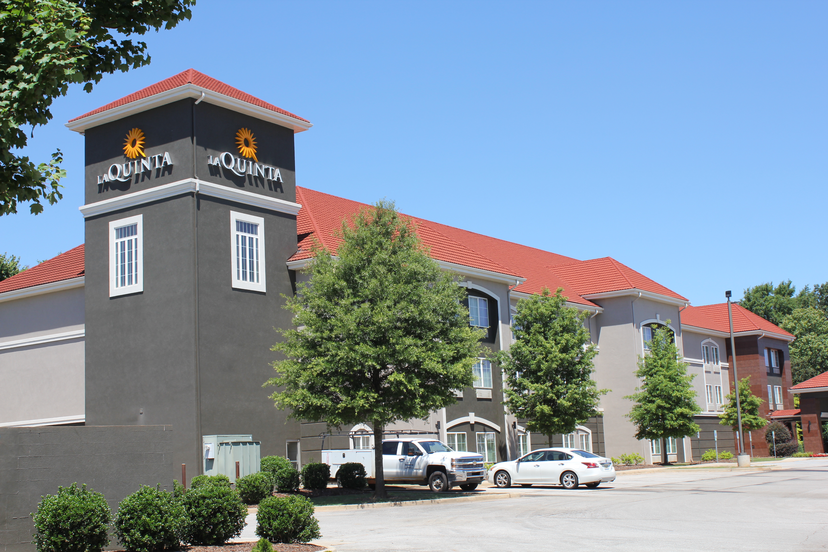 Exterior of La Quinta Inn & Suites by Wyndham Huntsville Airport Madison hotel in Madison, Alabama