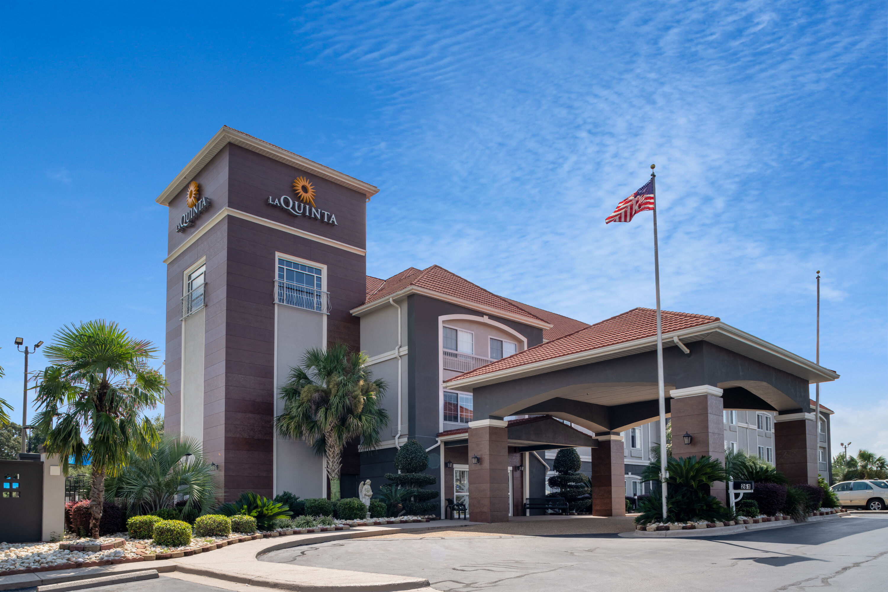 Exterior of La Quinta Inn & Suites by Wyndham Prattville hotel in Prattville, Alabama