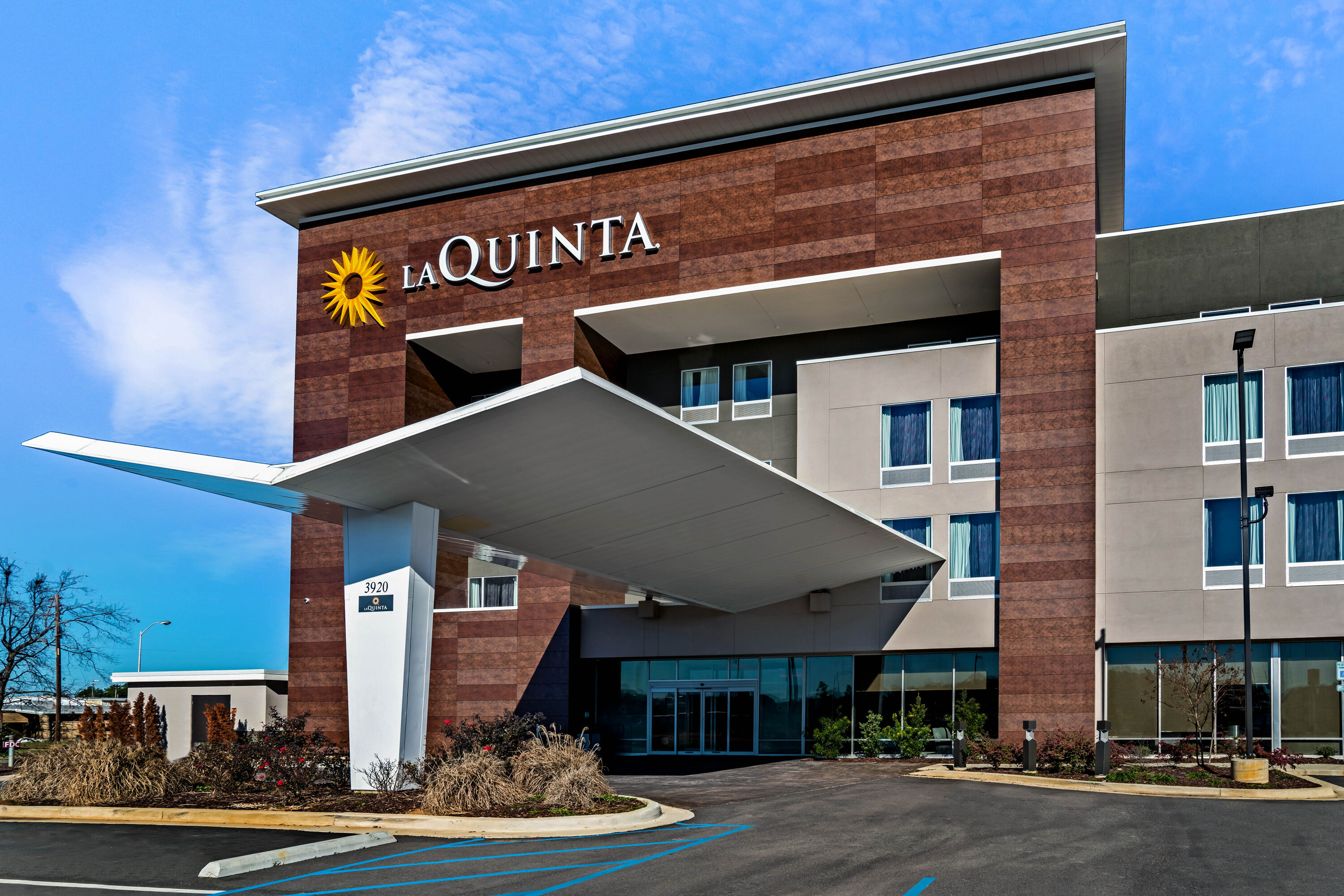 Exterior Day Image of La Quinta Inn & Suites by Wyndham Tuscaloosa  University hotel in Tuscaloosa, Alabama