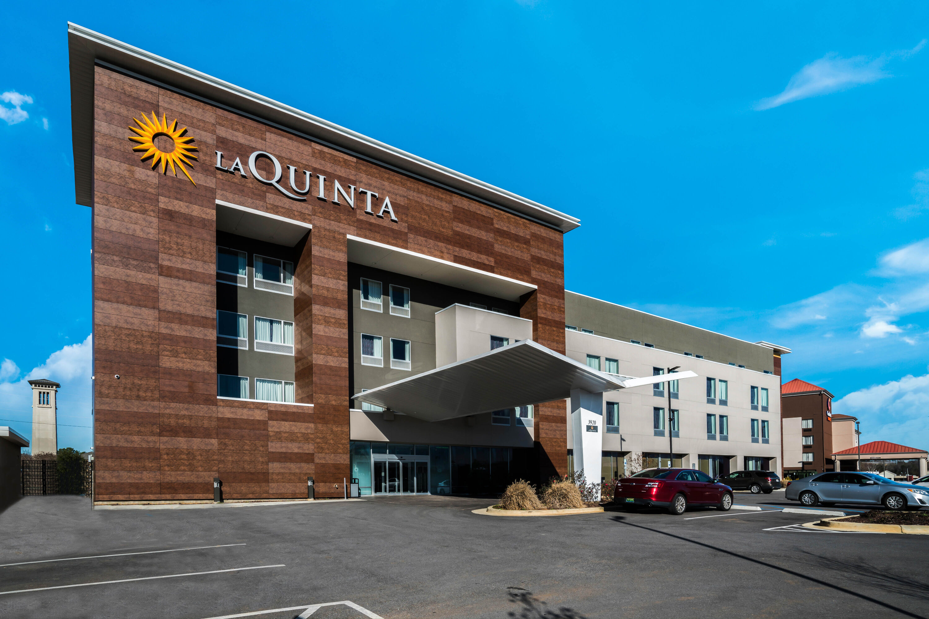 Exterior Day Image of La Quinta Inn & Suites by Wyndham Tuscaloosa  University hotel in Tuscaloosa, Alabama