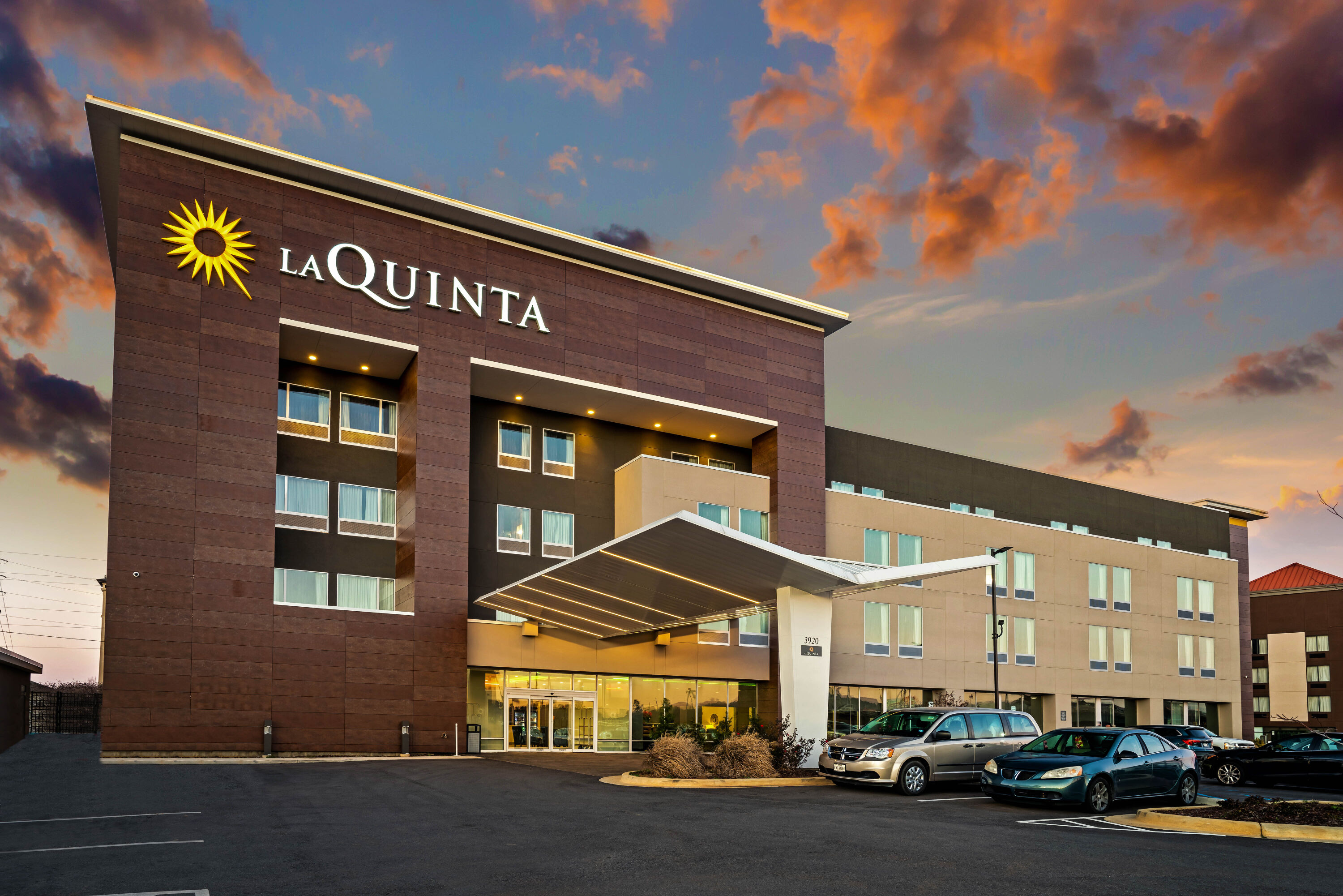 Exterior Dusk Image of La Quinta Inn & Suites by Wyndham Tuscaloosa  University hotel in Tuscaloosa, Alabama