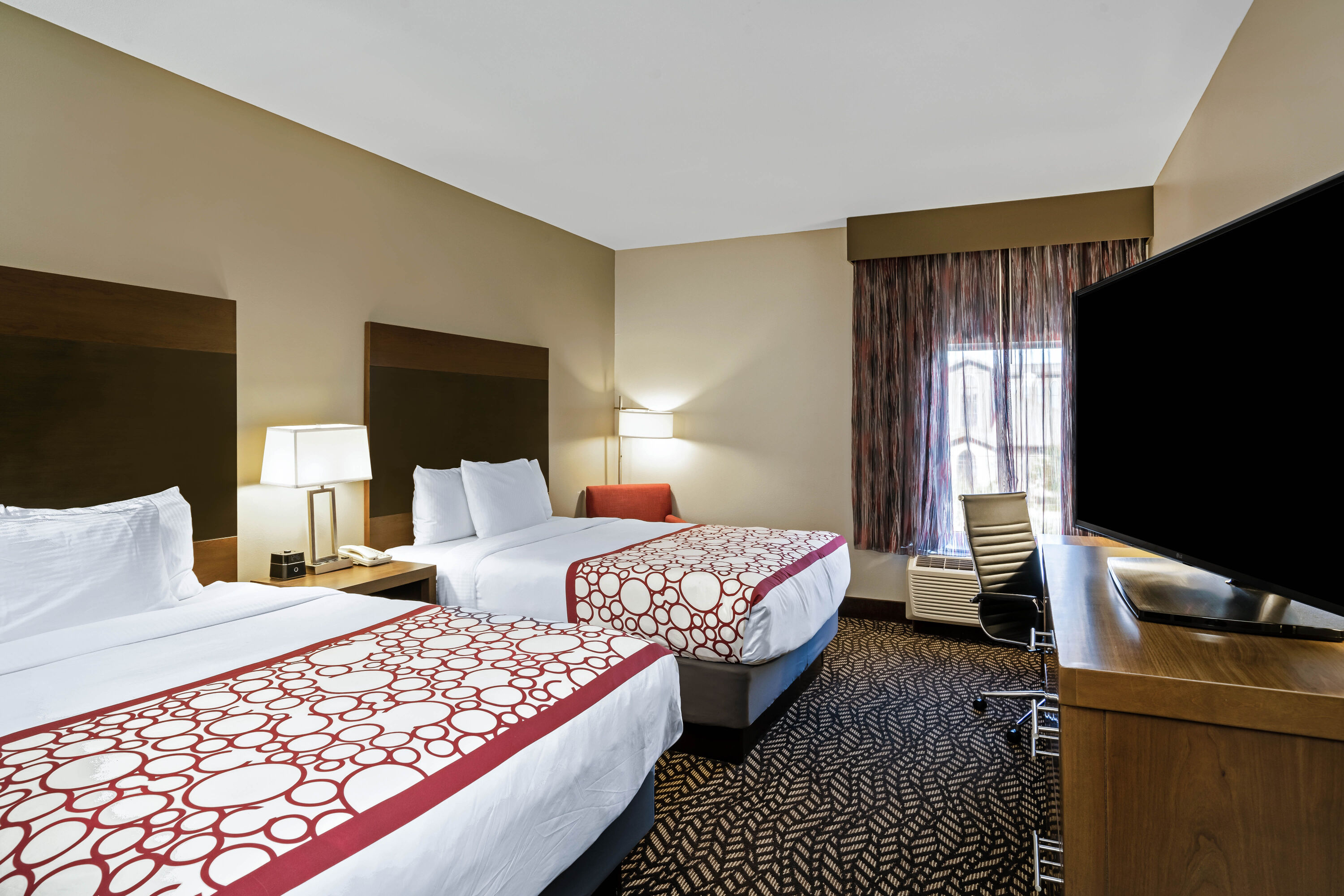 La Quinta Inn & Suites by Wyndham Tuscaloosa  University suite in Tuscaloosa, Alabama