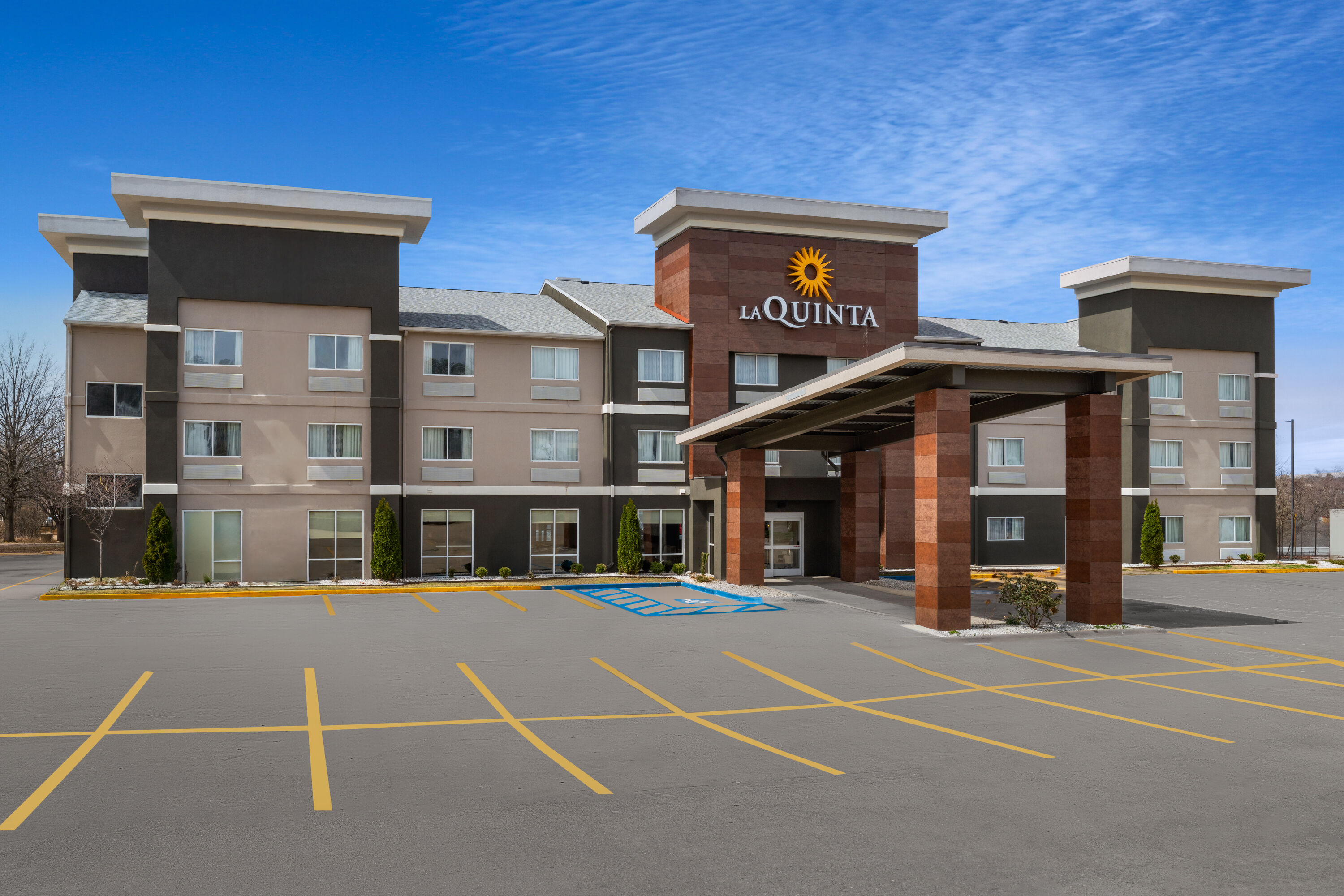 Exterior Day Image of La Quinta Inn & Suites by Wyndham Fayetteville hotel in Fayetteville, Arkansas