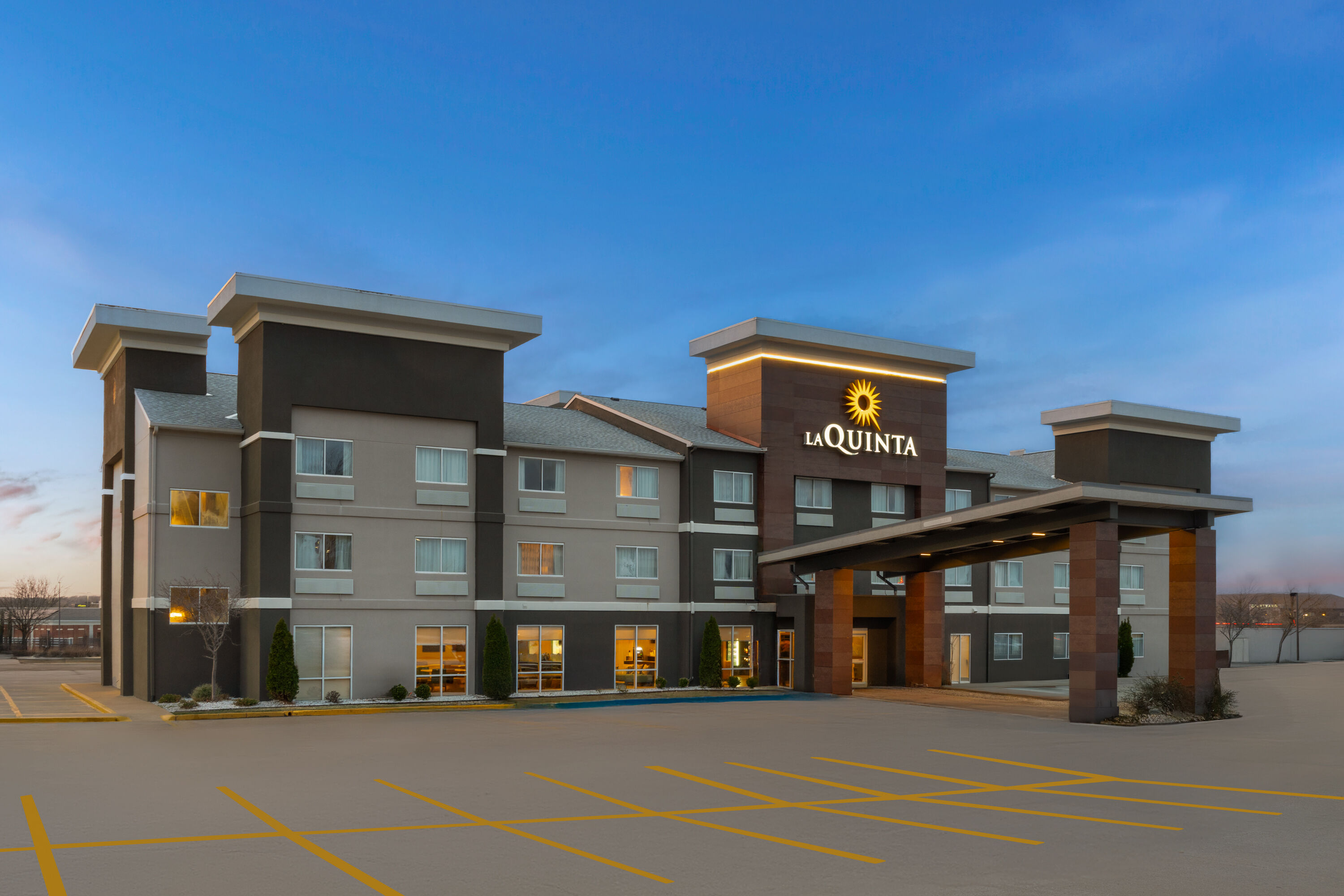 Exterior Dusk Image of La Quinta Inn & Suites by Wyndham Fayetteville hotel in Fayetteville, Arkansas