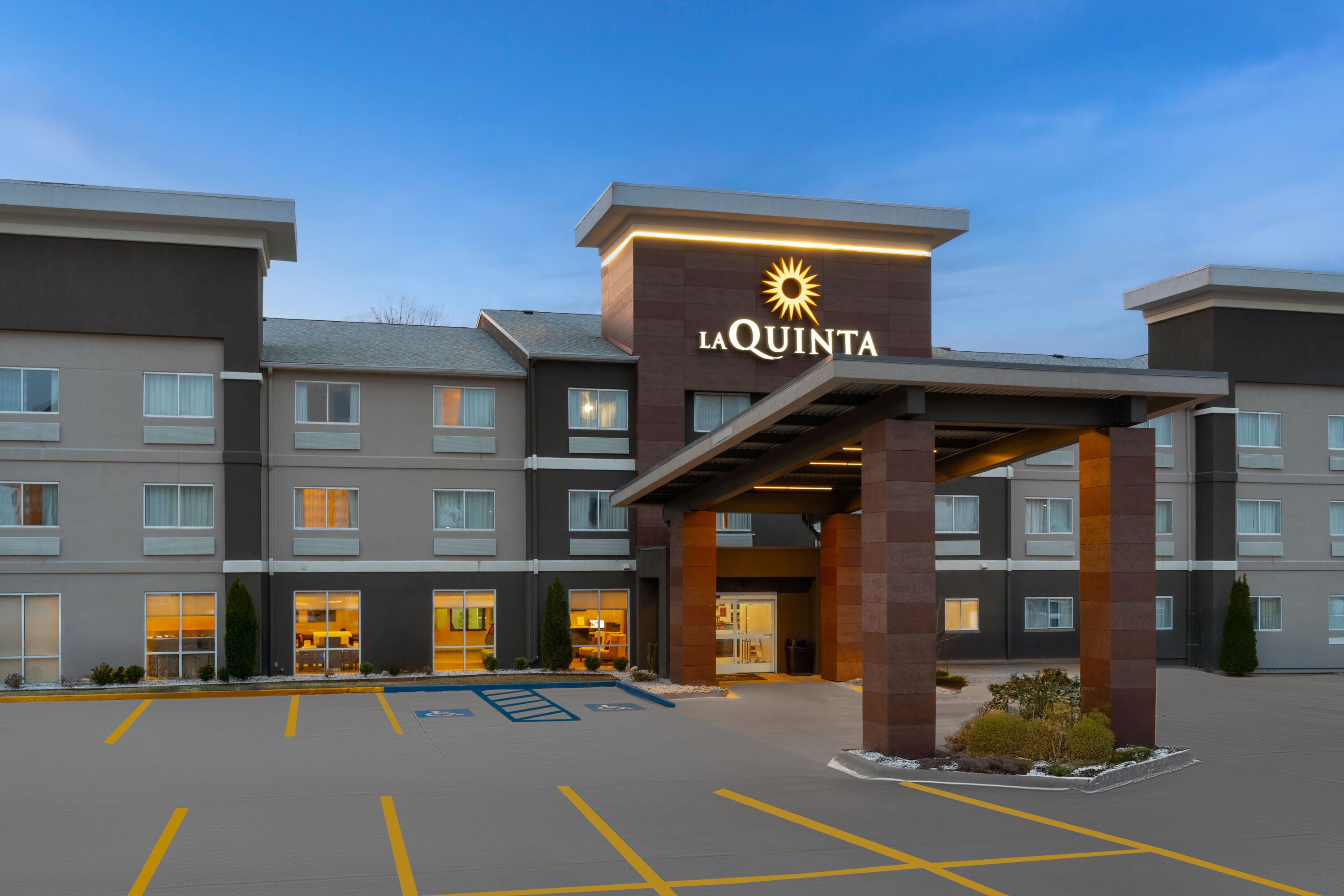 Exterior Dusk Image of La Quinta Inn & Suites by Wyndham Fayetteville hotel in Fayetteville, Arkansas