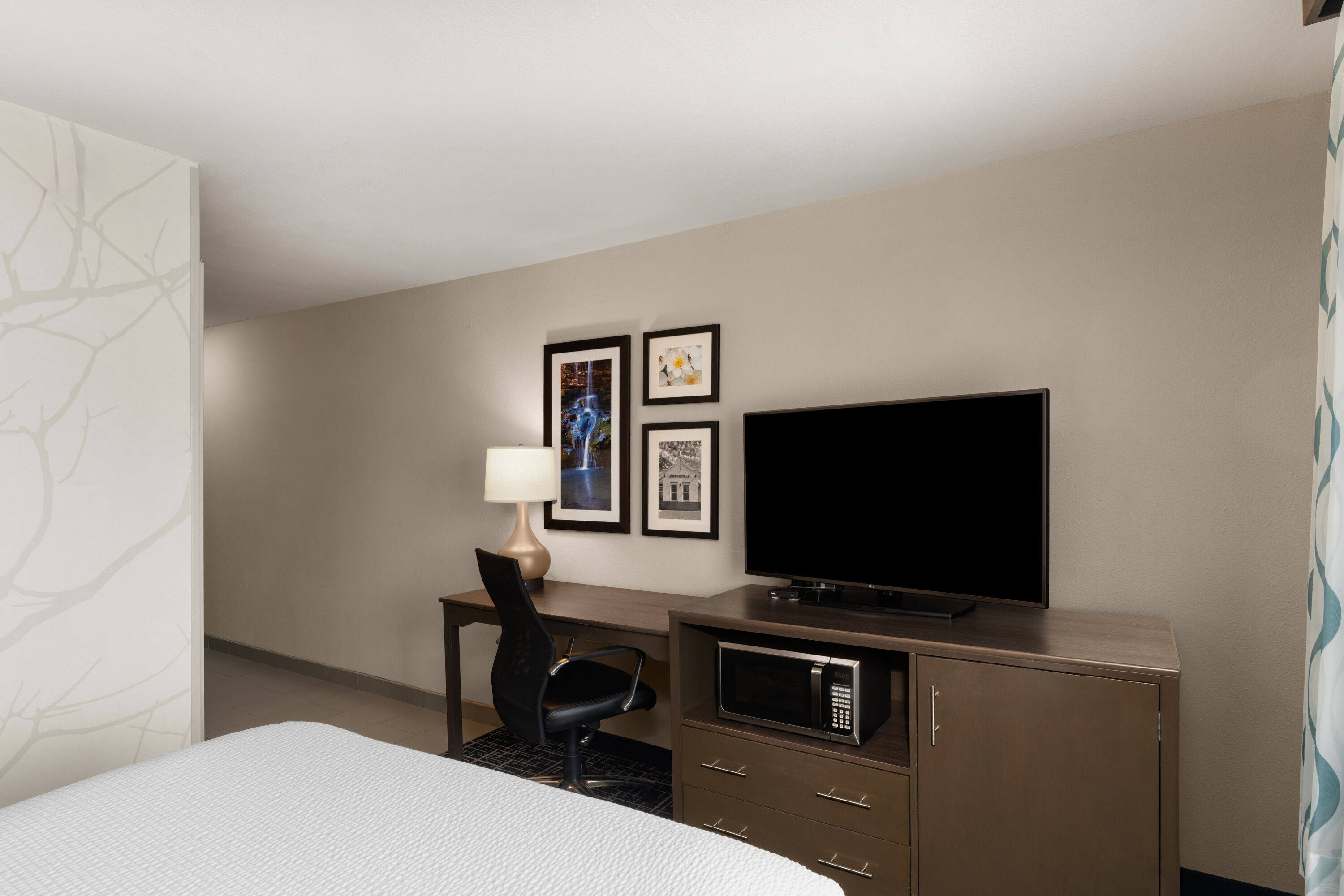 Guest room at the La Quinta Inn & Suites by Wyndham Fayetteville in Fayetteville, Arkansas