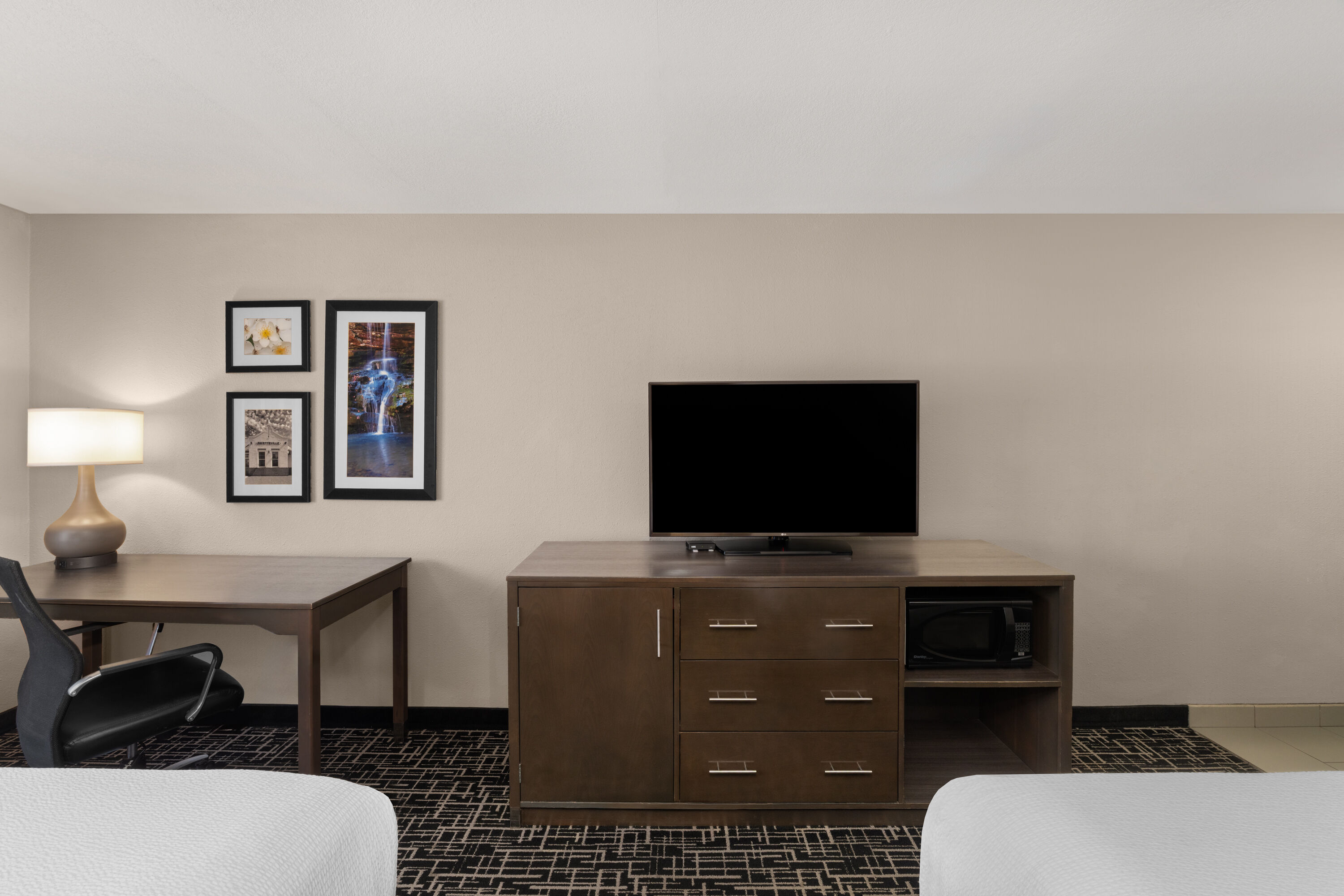 Guest room at the La Quinta Inn & Suites by Wyndham Fayetteville in Fayetteville, Arkansas