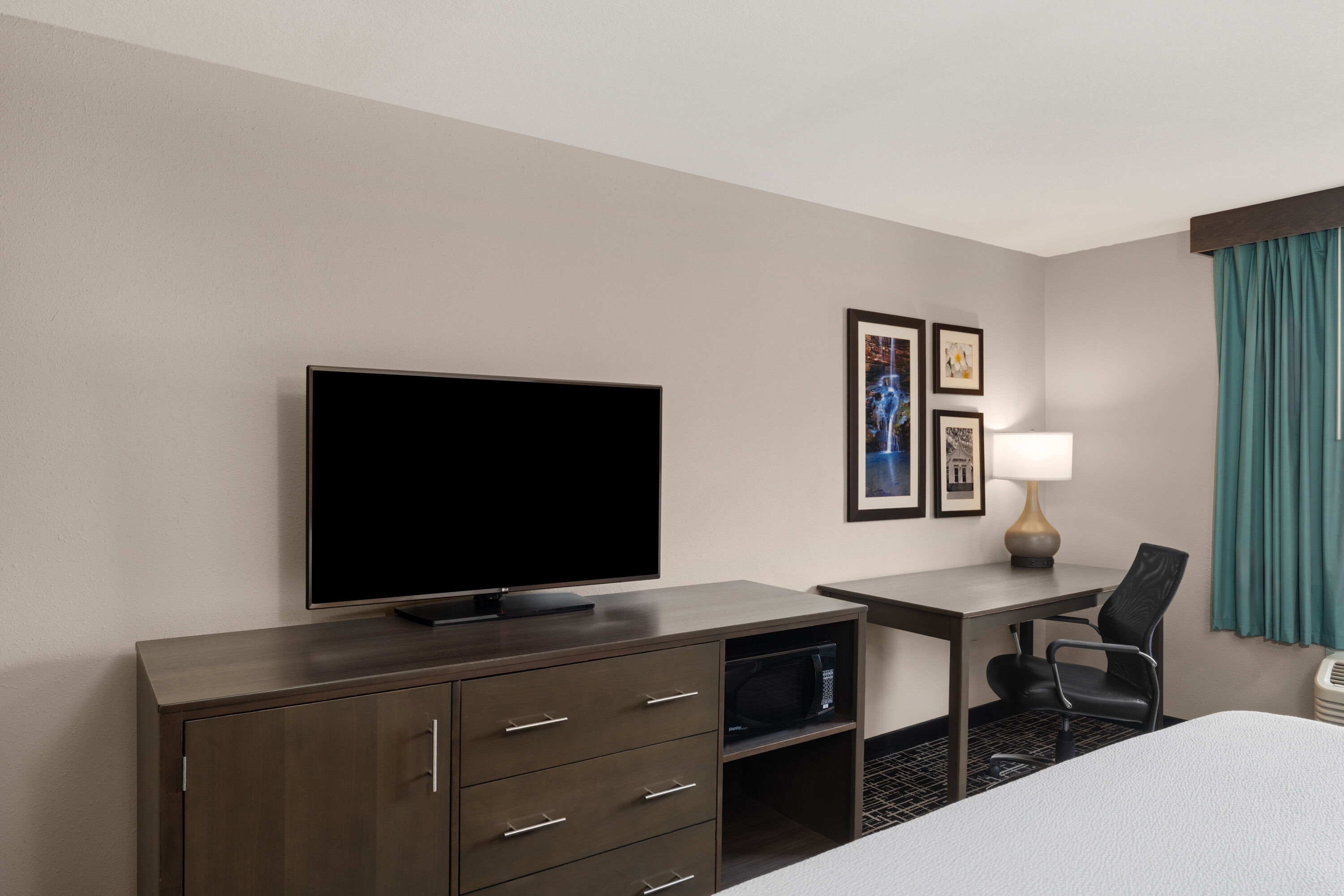 Guest room at the La Quinta Inn & Suites by Wyndham Fayetteville in Fayetteville, Arkansas