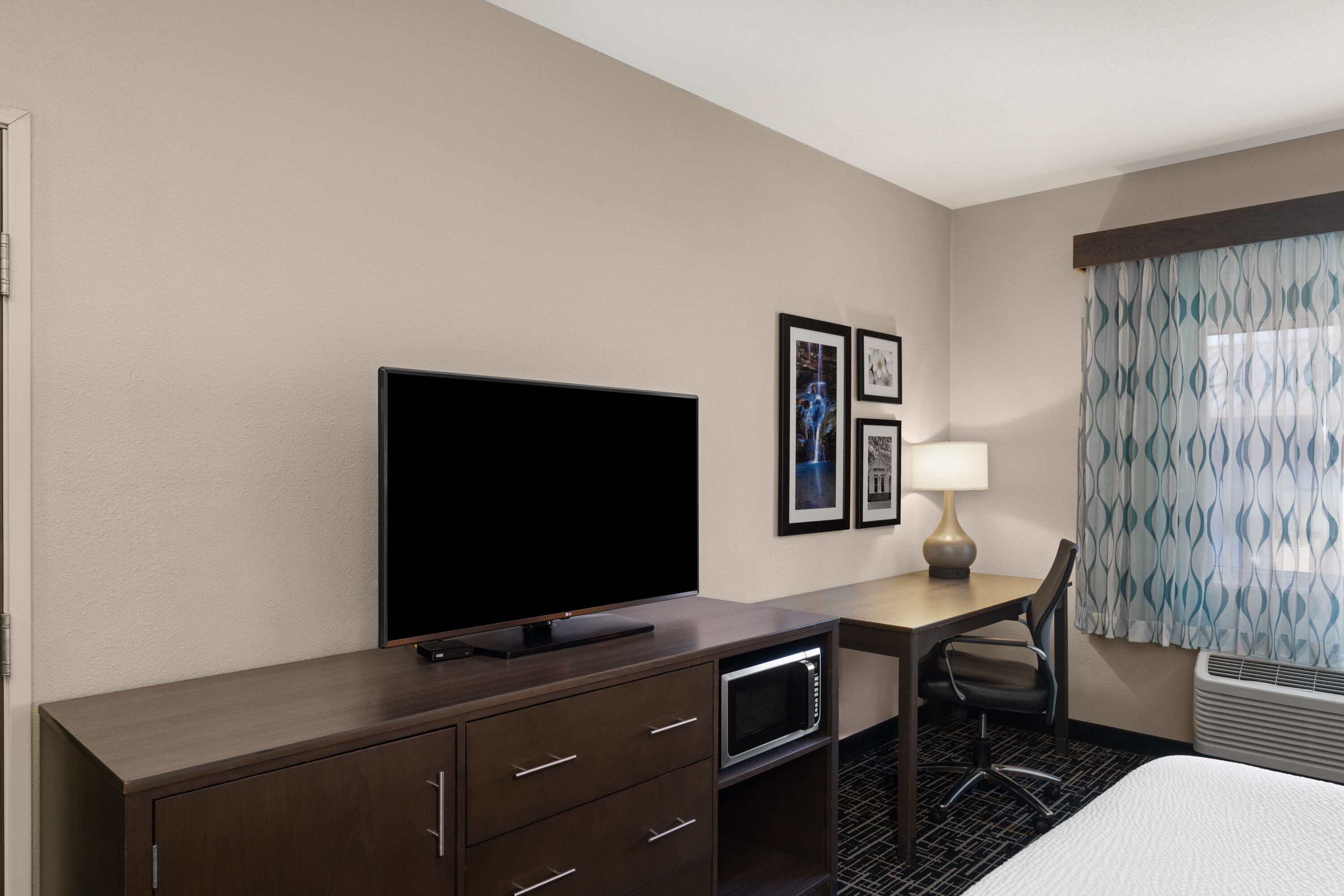 Guest room at the La Quinta Inn & Suites by Wyndham Fayetteville in Fayetteville, Arkansas