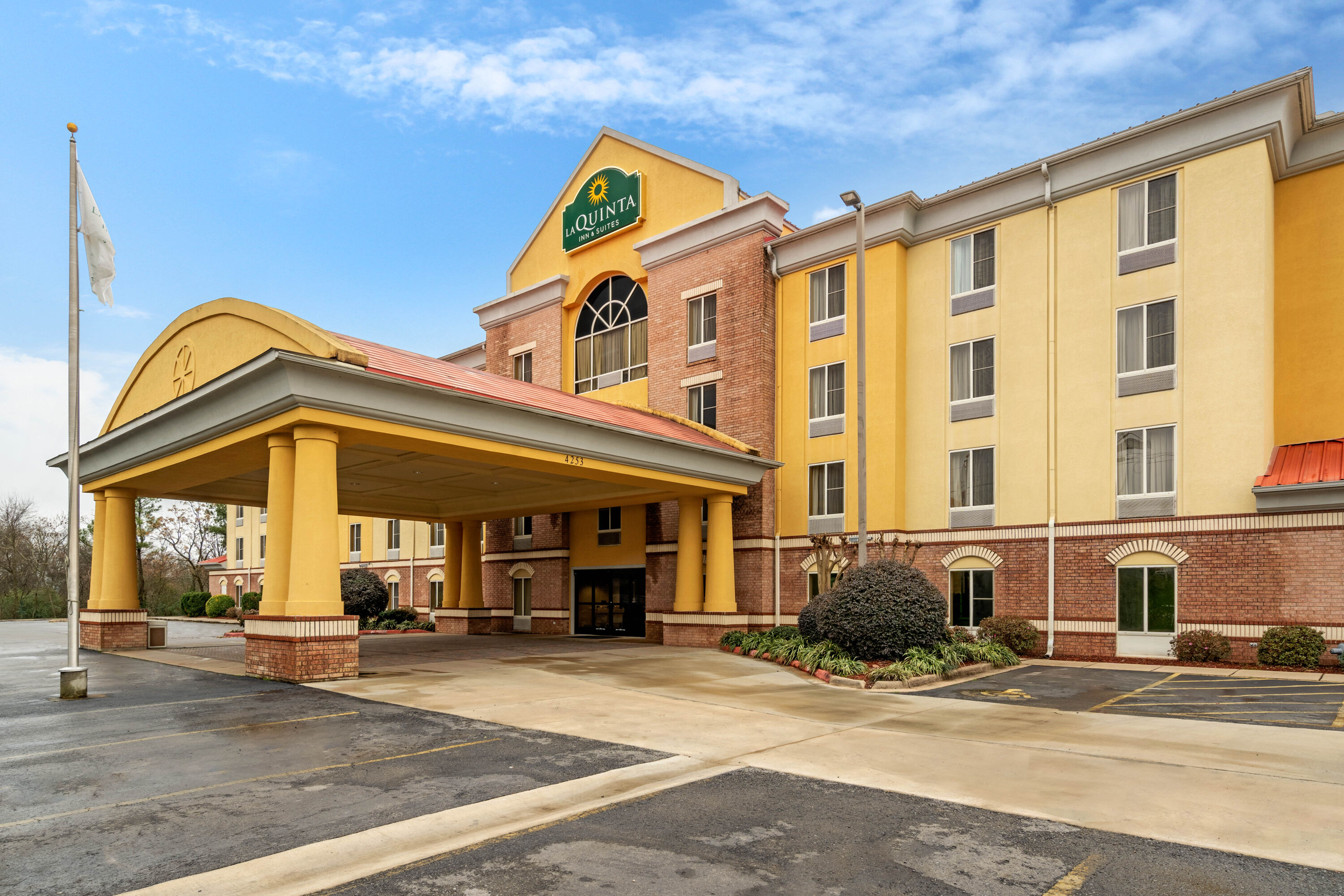 Exterior Day Image of La Quinta Inn & Suites by Wyndham Hot Springs hotel in Hot Springs, Arkansas