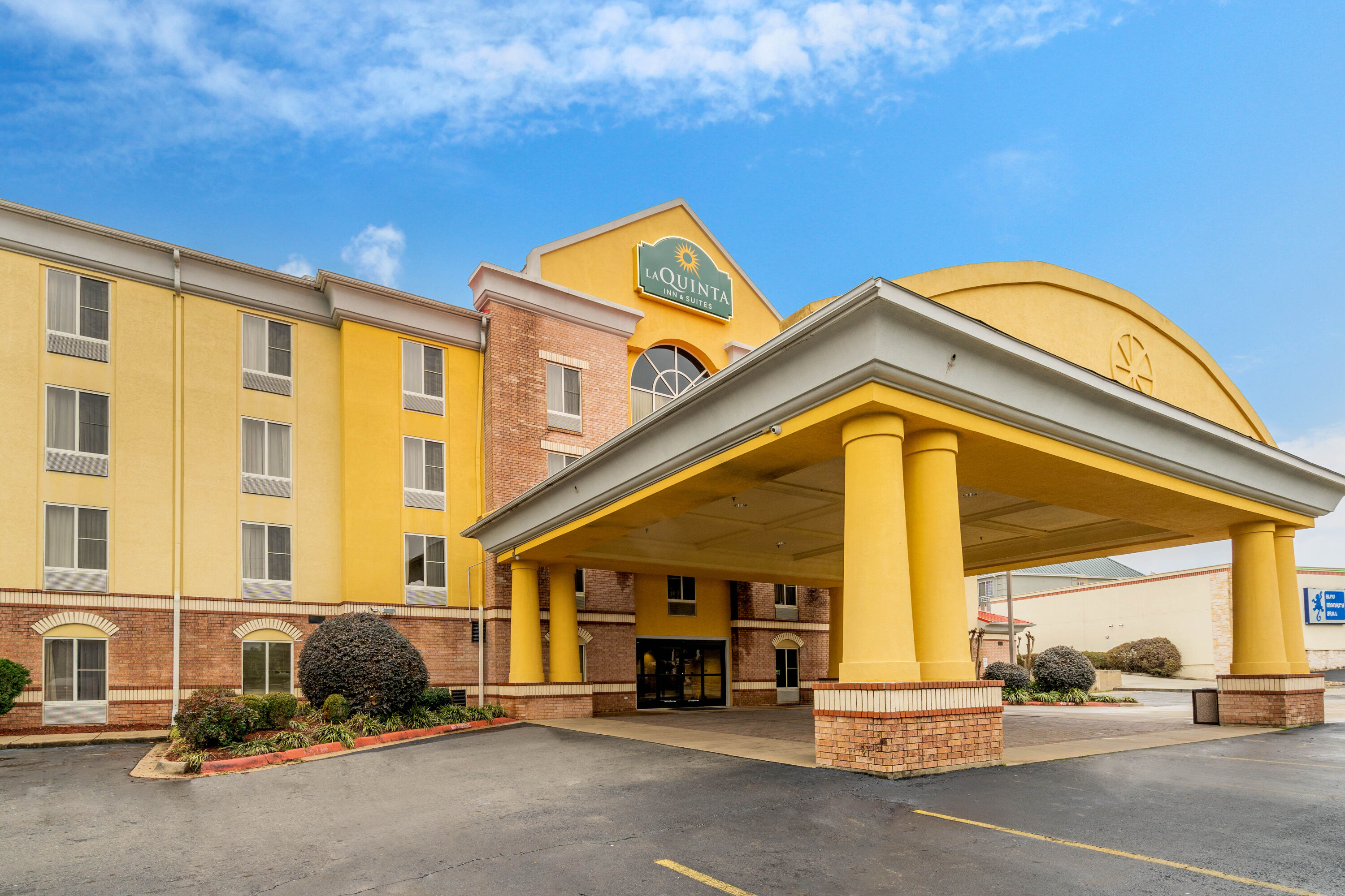 Exterior Day Image of La Quinta Inn & Suites by Wyndham Hot Springs hotel in Hot Springs, Arkansas