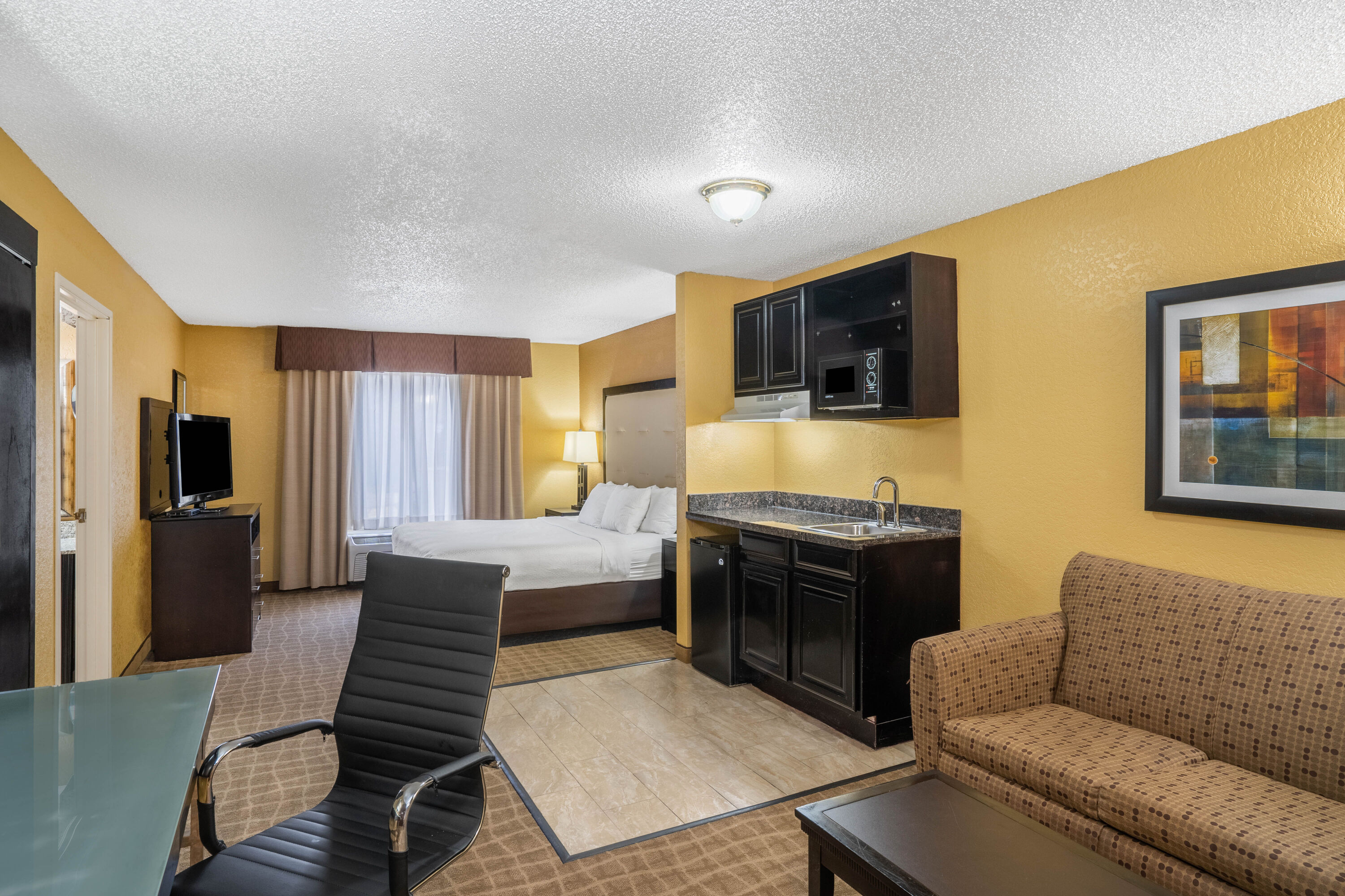 La Quinta Inn & Suites by Wyndham Hot Springs suite in Hot Springs, Arkansas
