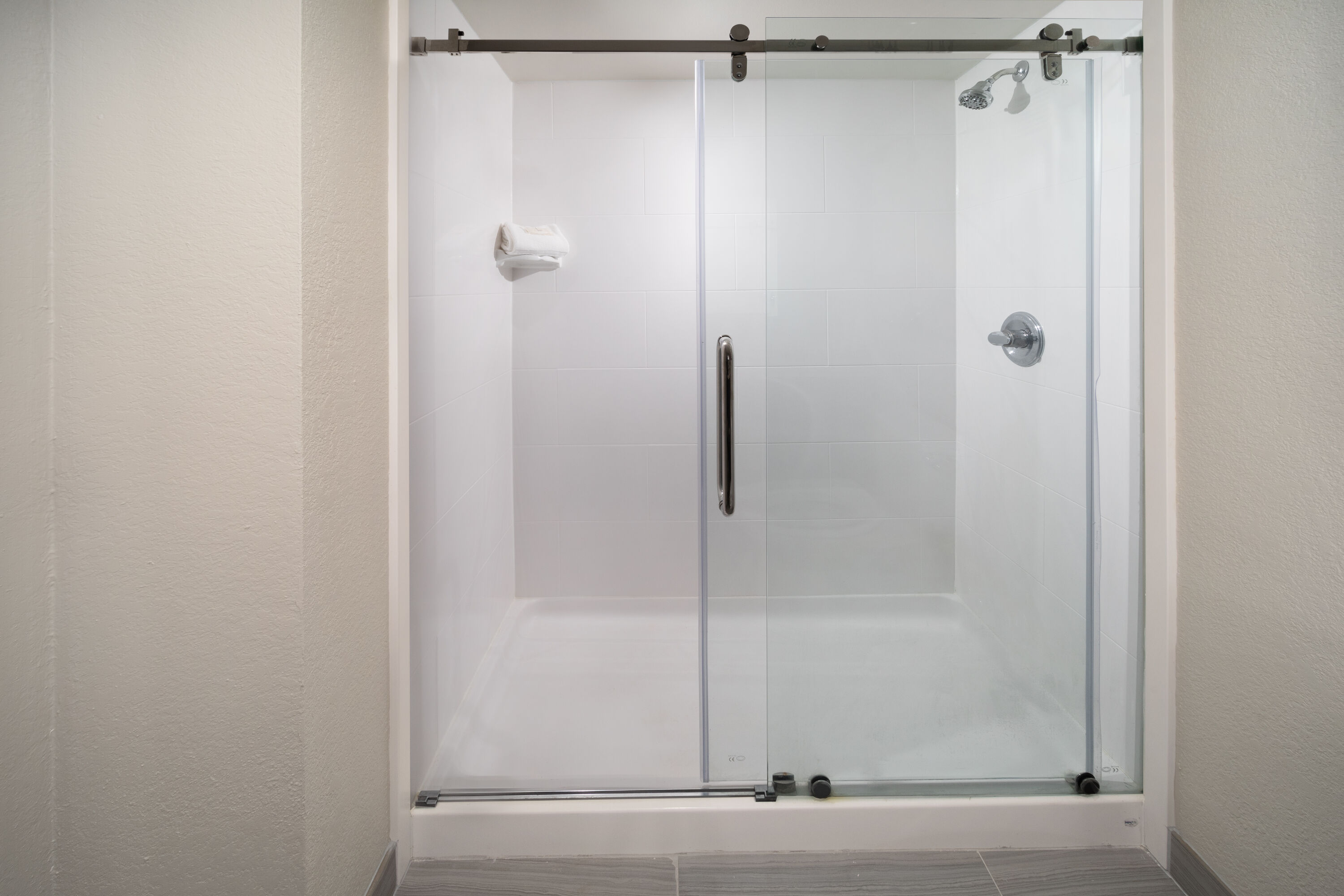 Guest room bath at the La Quinta Inn & Suites by Wyndham Jonesboro in Jonesboro, Arkansas