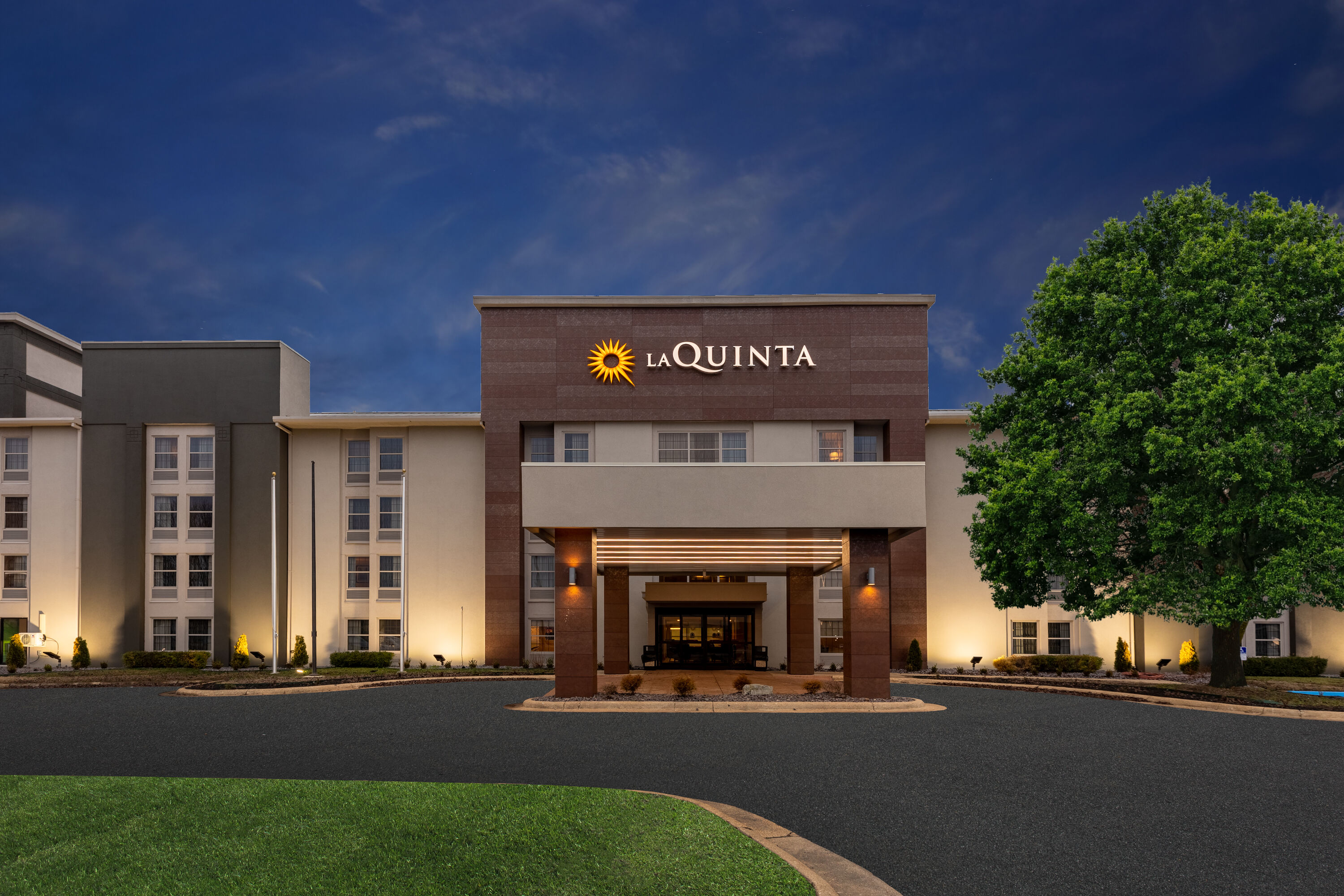 Exterior Dusk Image of La Quinta Inn & Suites by Wyndham Jonesboro hotel in Jonesboro, Arkansas