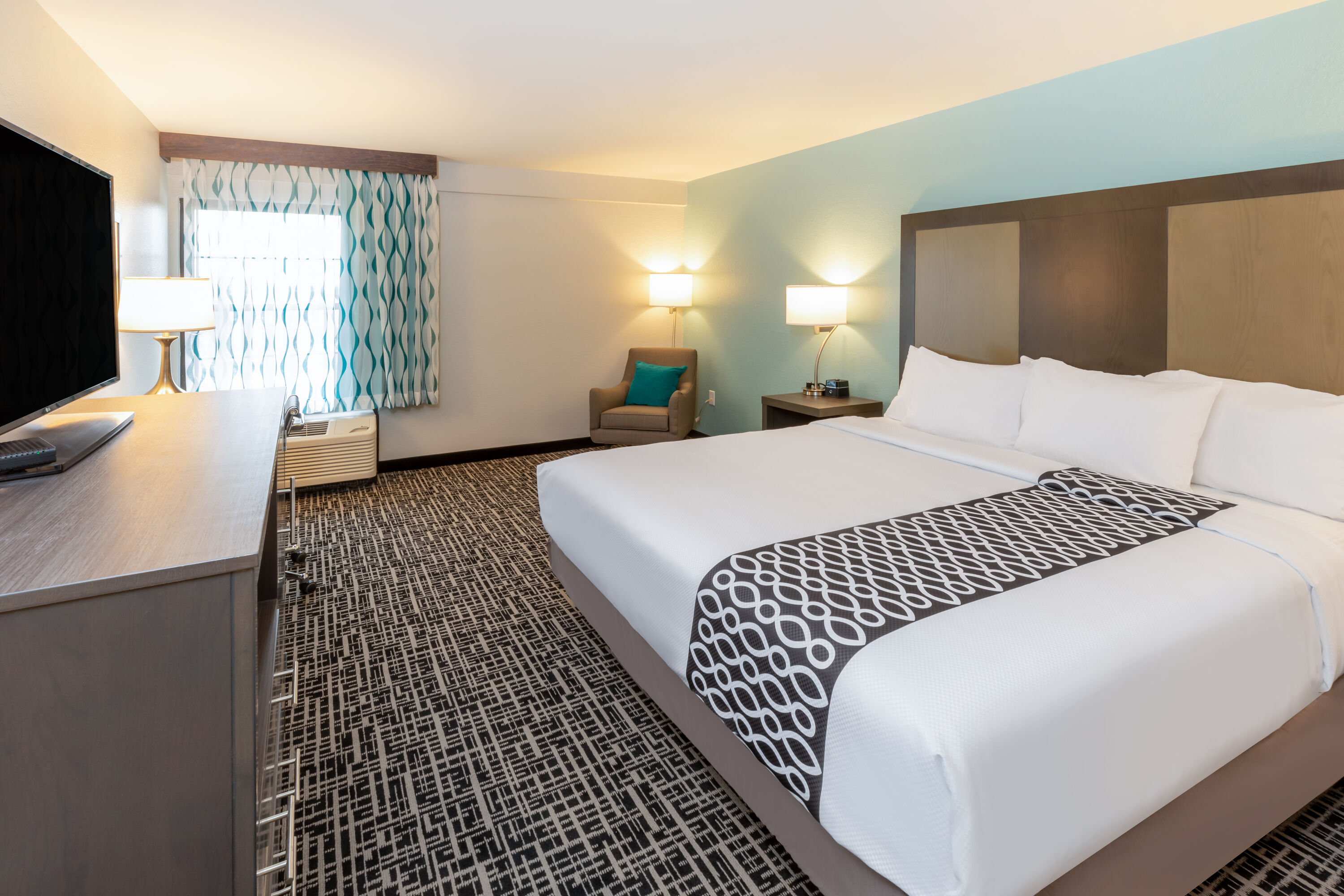 Guest room at the La Quinta Inn & Suites by Wyndham Jonesboro in Jonesboro, Arkansas