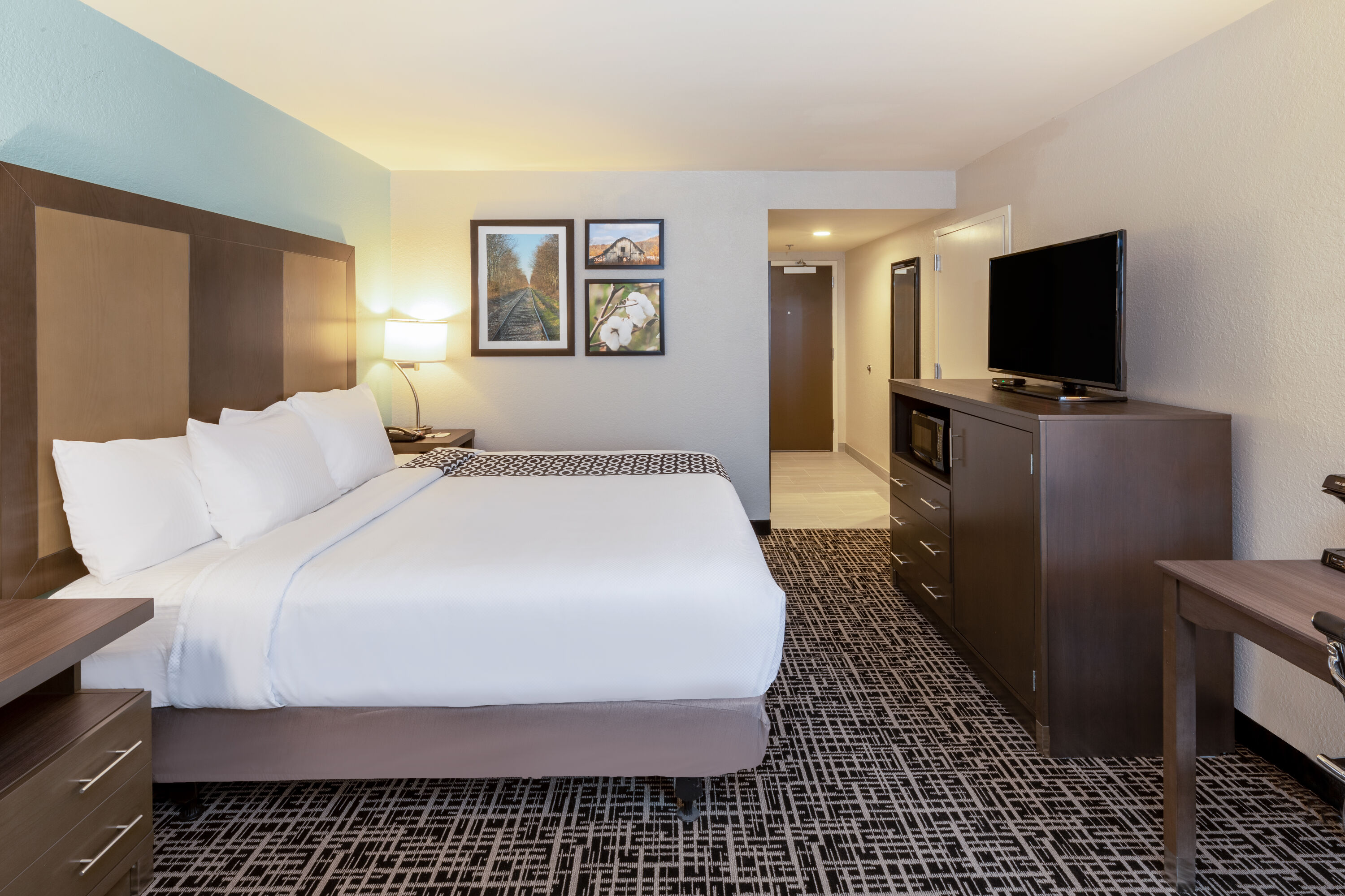 Guest room at the La Quinta Inn & Suites by Wyndham Jonesboro in Jonesboro, Arkansas