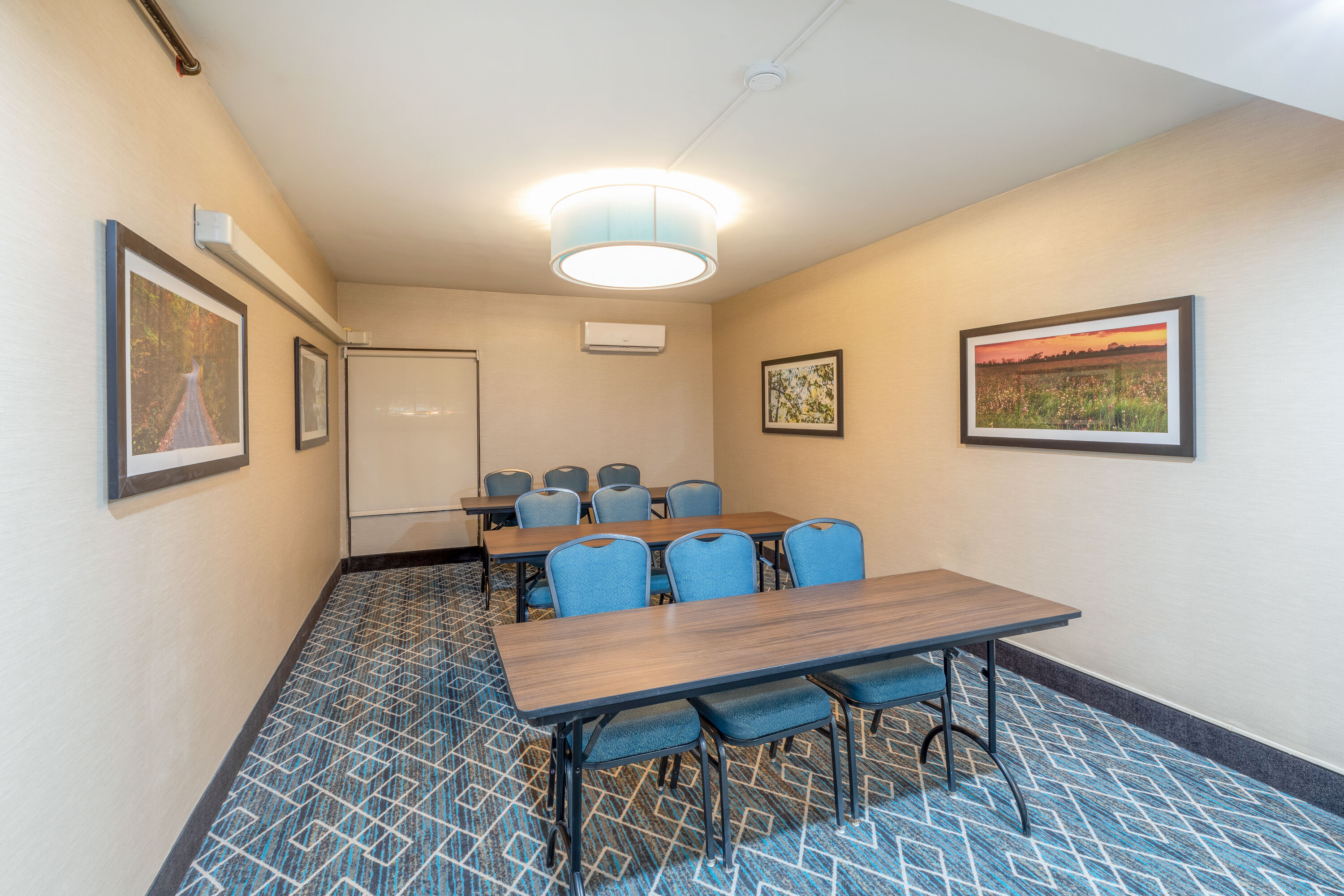 Meeting room at La Quinta Inn & Suites by Wyndham Jonesboro in Jonesboro, Arkansas