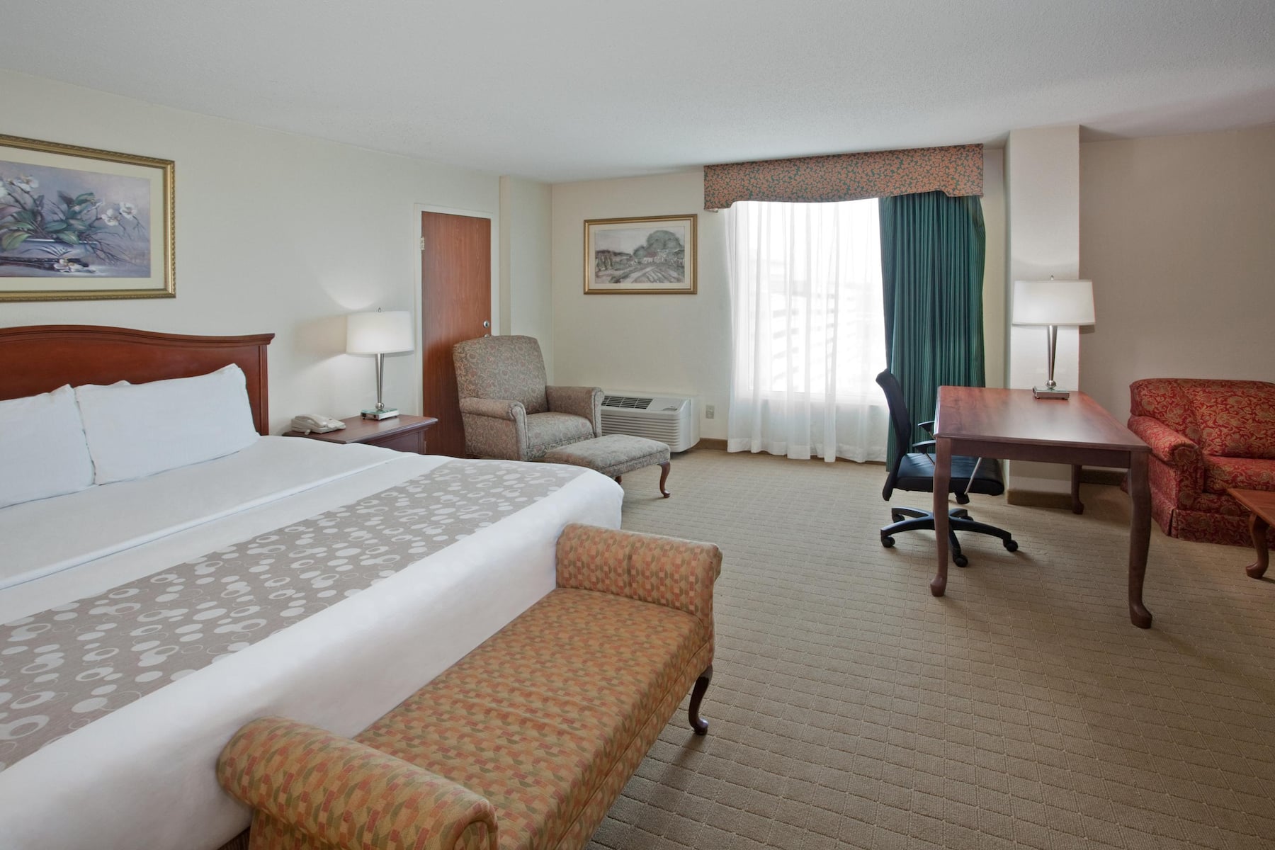 La Quinta Inn & Suites by Wyndham Downtown Conference Center | Little