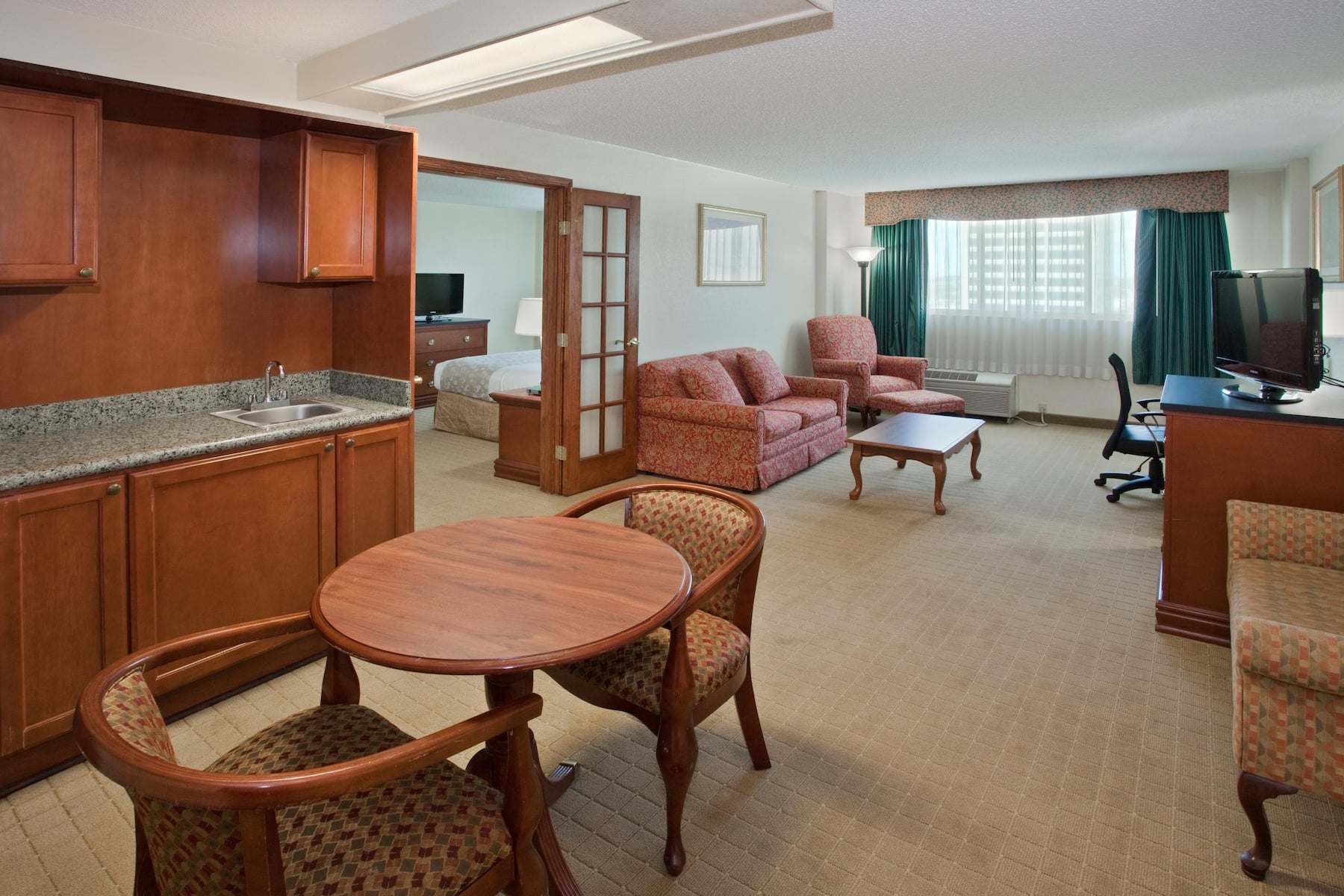 La Quinta Inn & Suites by Wyndham Downtown Conference Center | Little