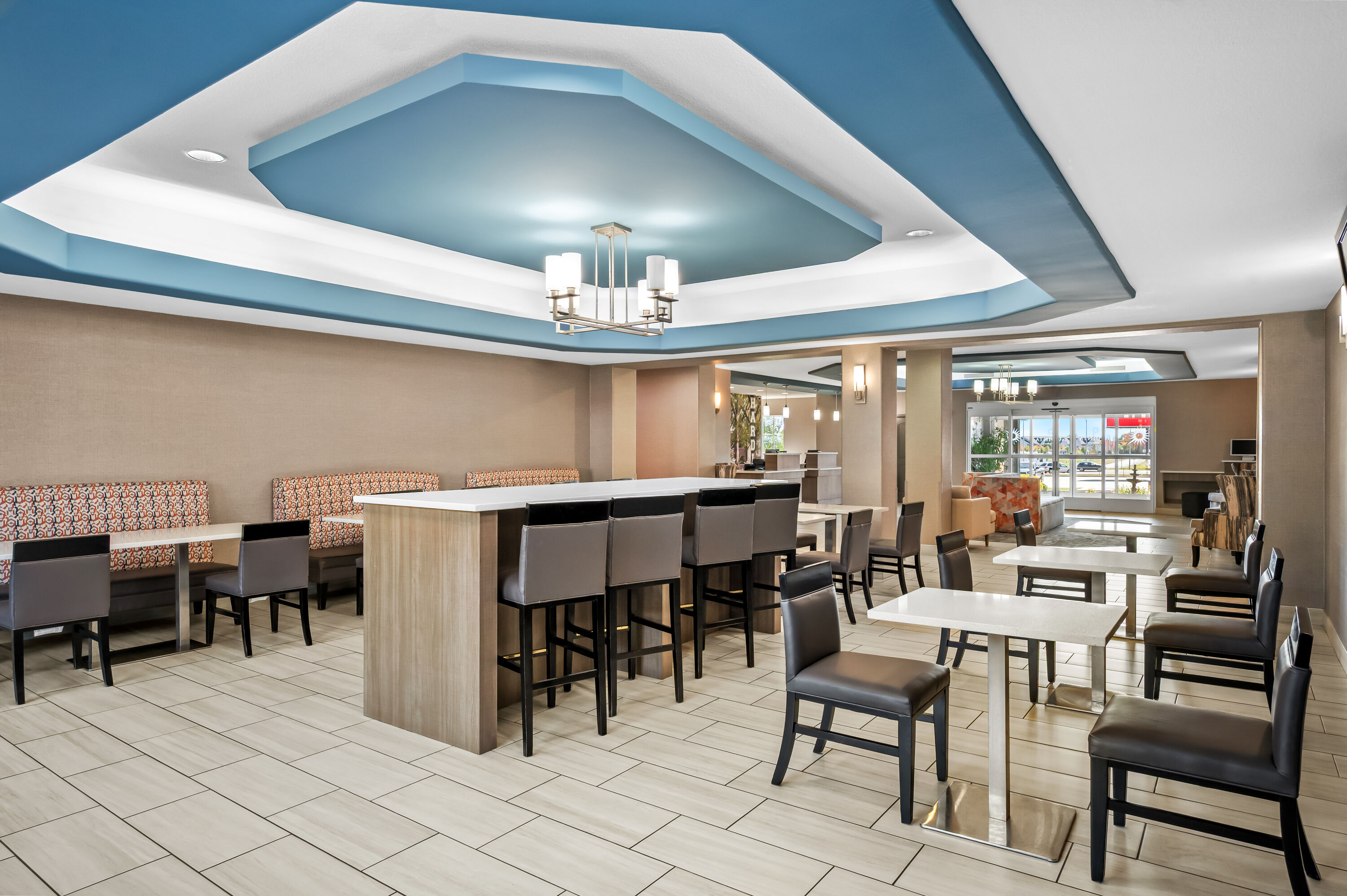 La Quinta Inn & Suites by Wyndham Searcy restaurant breakfast area with seating in Searcy, Arkansas