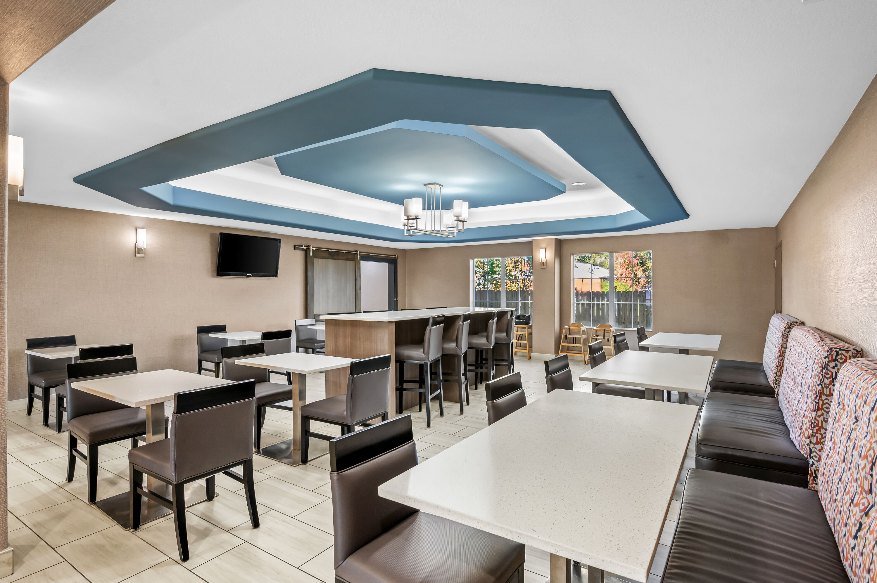 La Quinta Inn & Suites by Wyndham Searcy restaurant breakfast area with seating in Searcy, Arkansas
