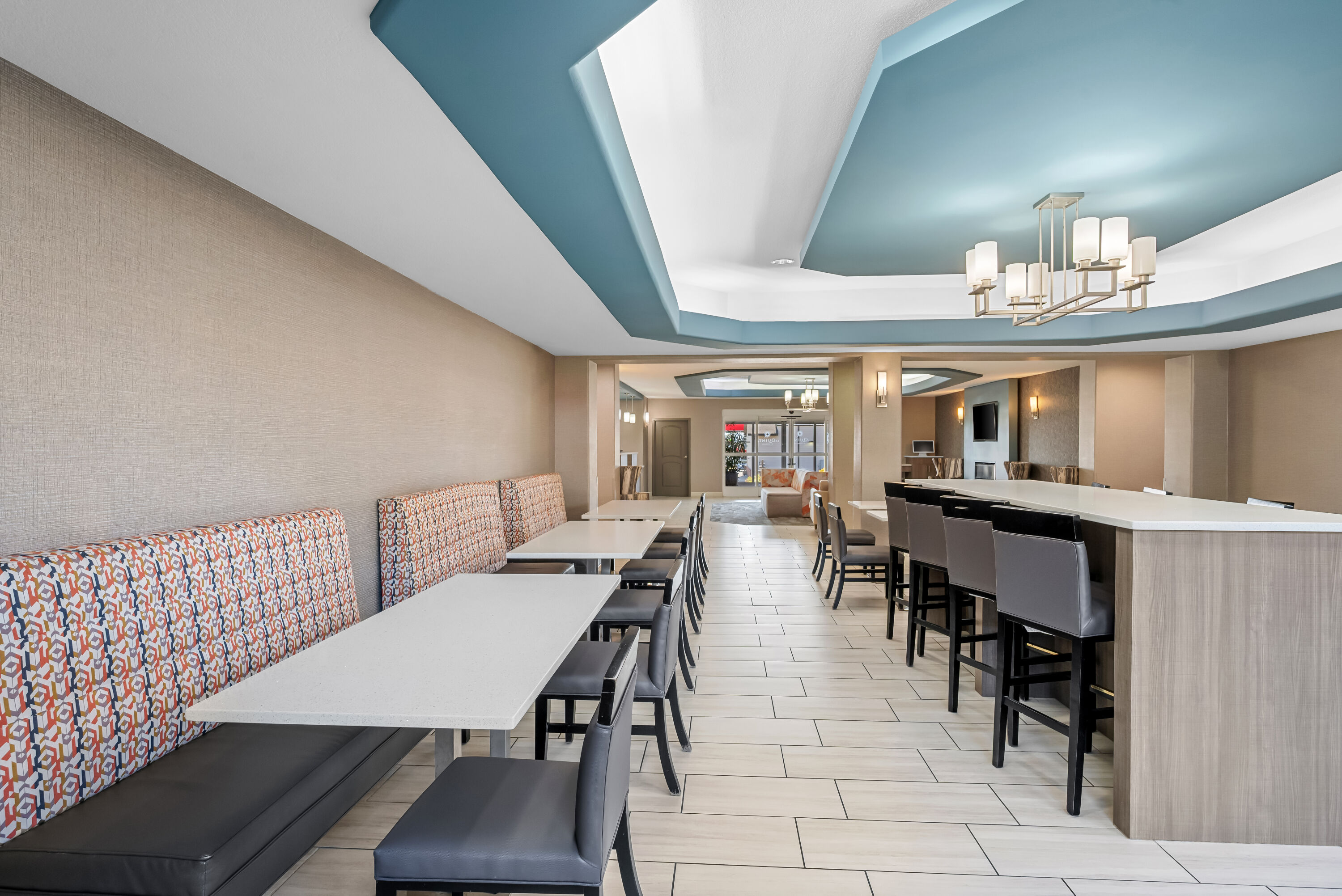 La Quinta Inn & Suites by Wyndham Searcy restaurant breakfast area with seating in Searcy, Arkansas
