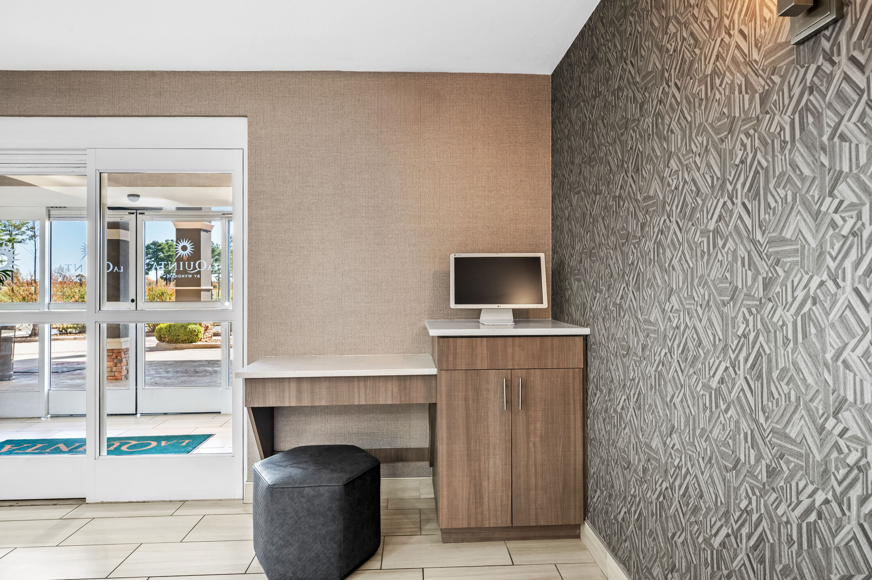 La Quinta Inn & Suites by Wyndham Searcy business center in Searcy, Arkansas