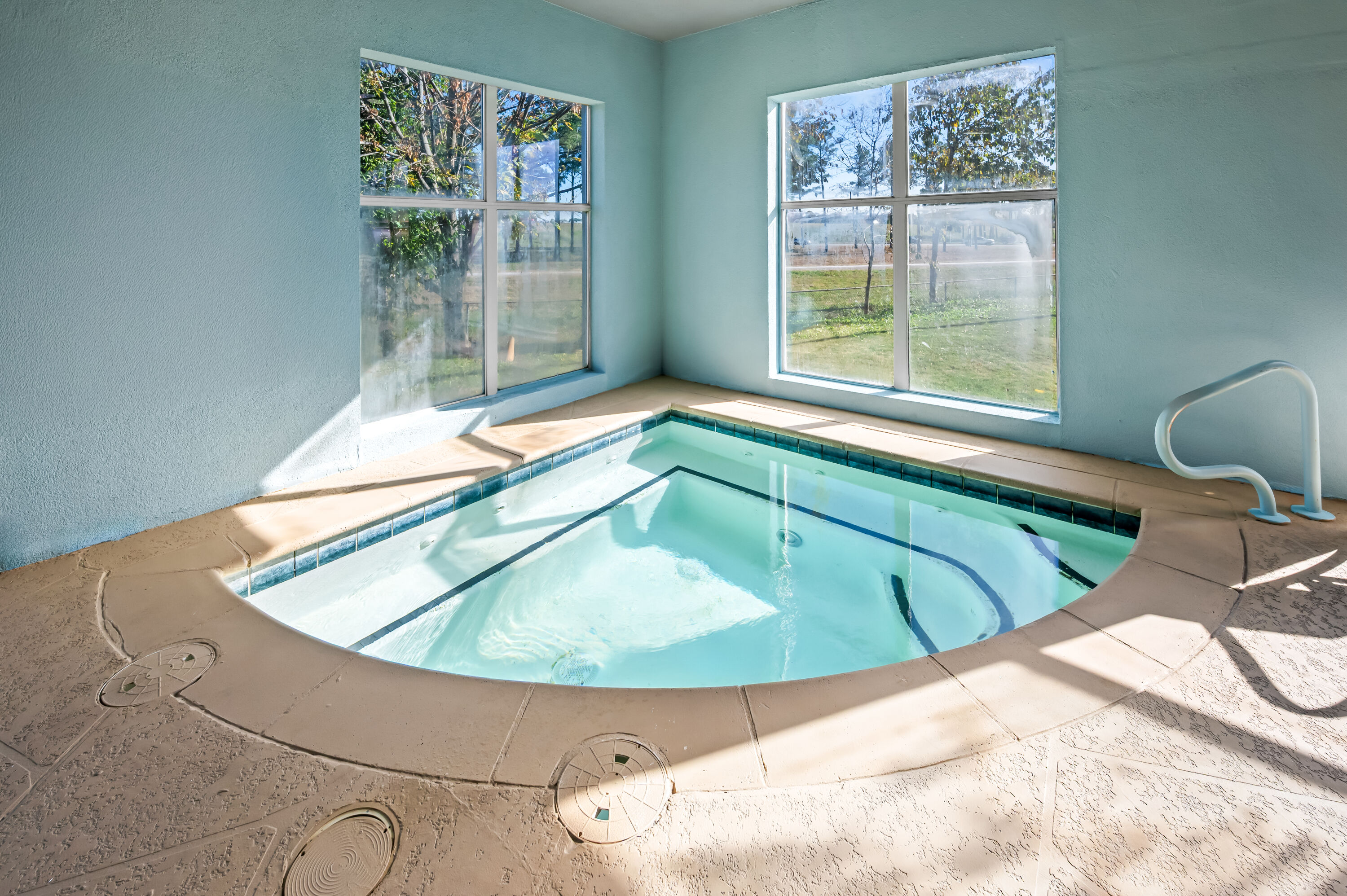 Indoor pool at the La Quinta Inn & Suites by Wyndham Searcy in Searcy, Arkansas