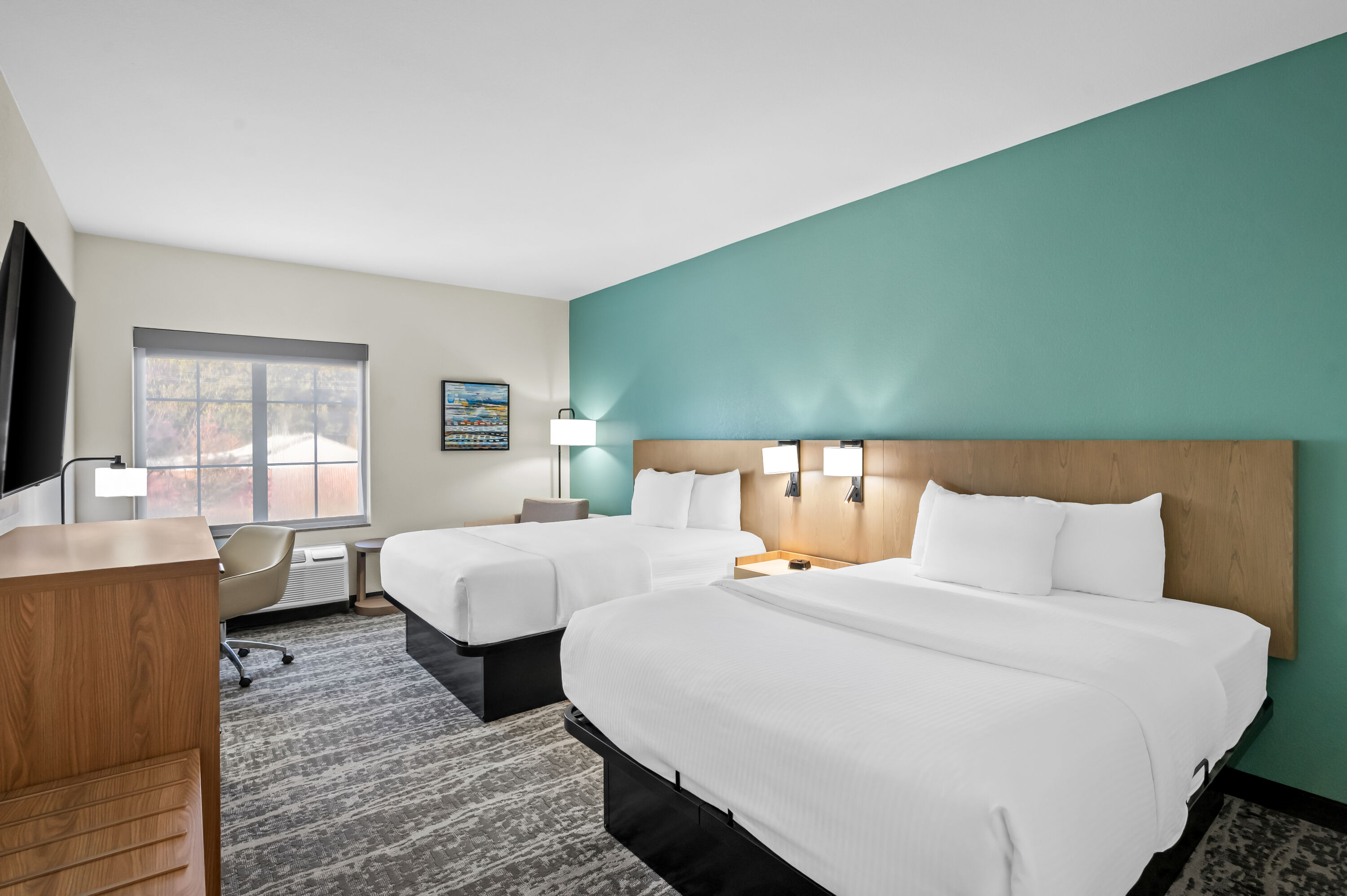 Double bed guest room at the La Quinta Inn & Suites by Wyndham Searcy in Searcy, Arkansas