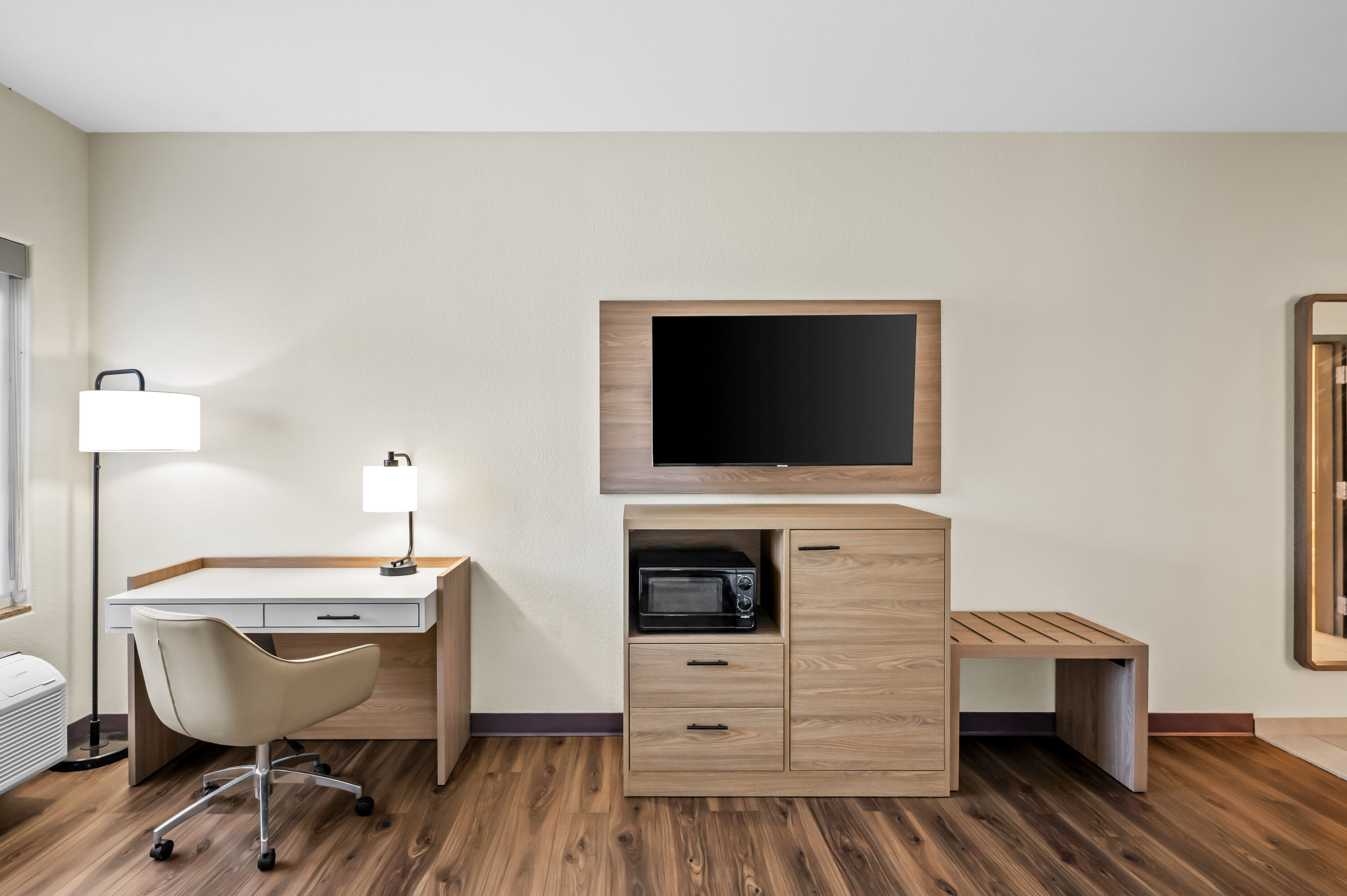 Double bed guest room at the La Quinta Inn & Suites by Wyndham Searcy in Searcy, Arkansas